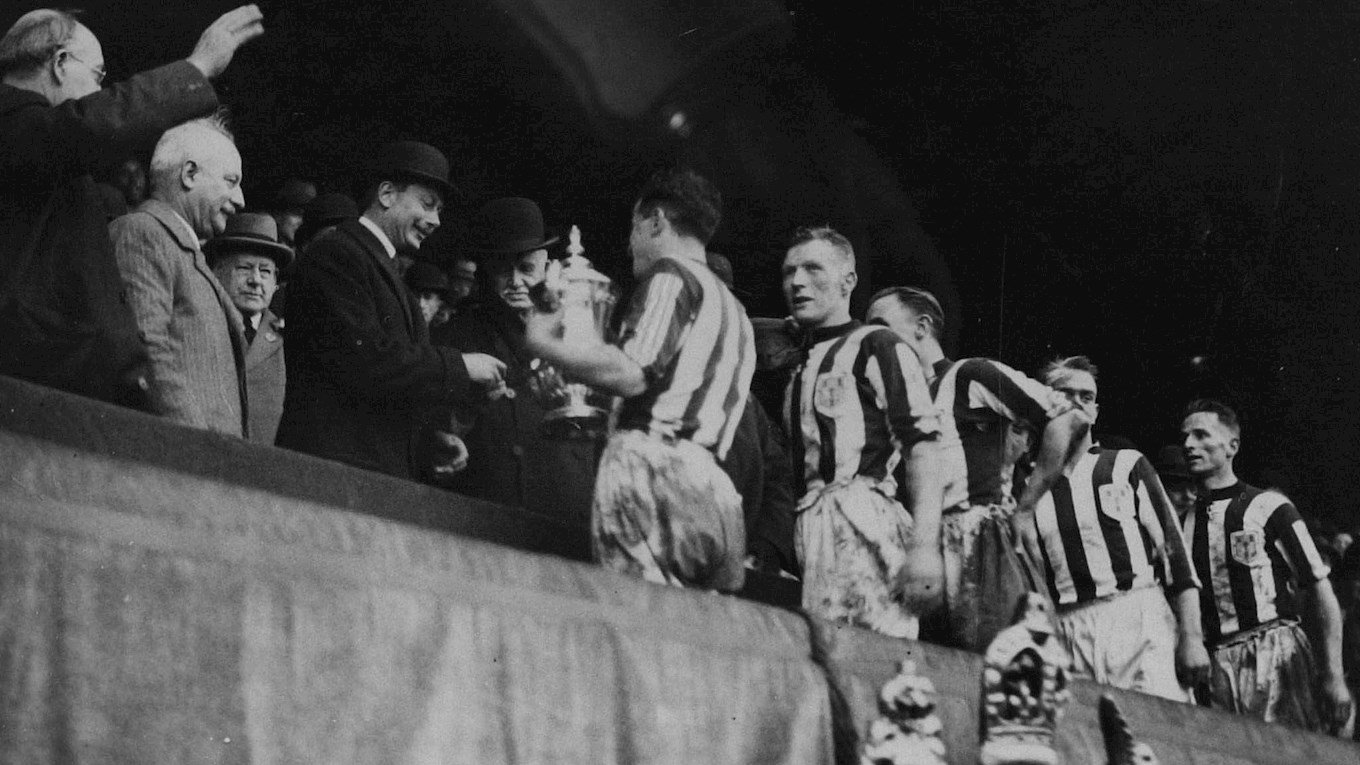 1st pic - 1931-25.04-albion get cup.jpg