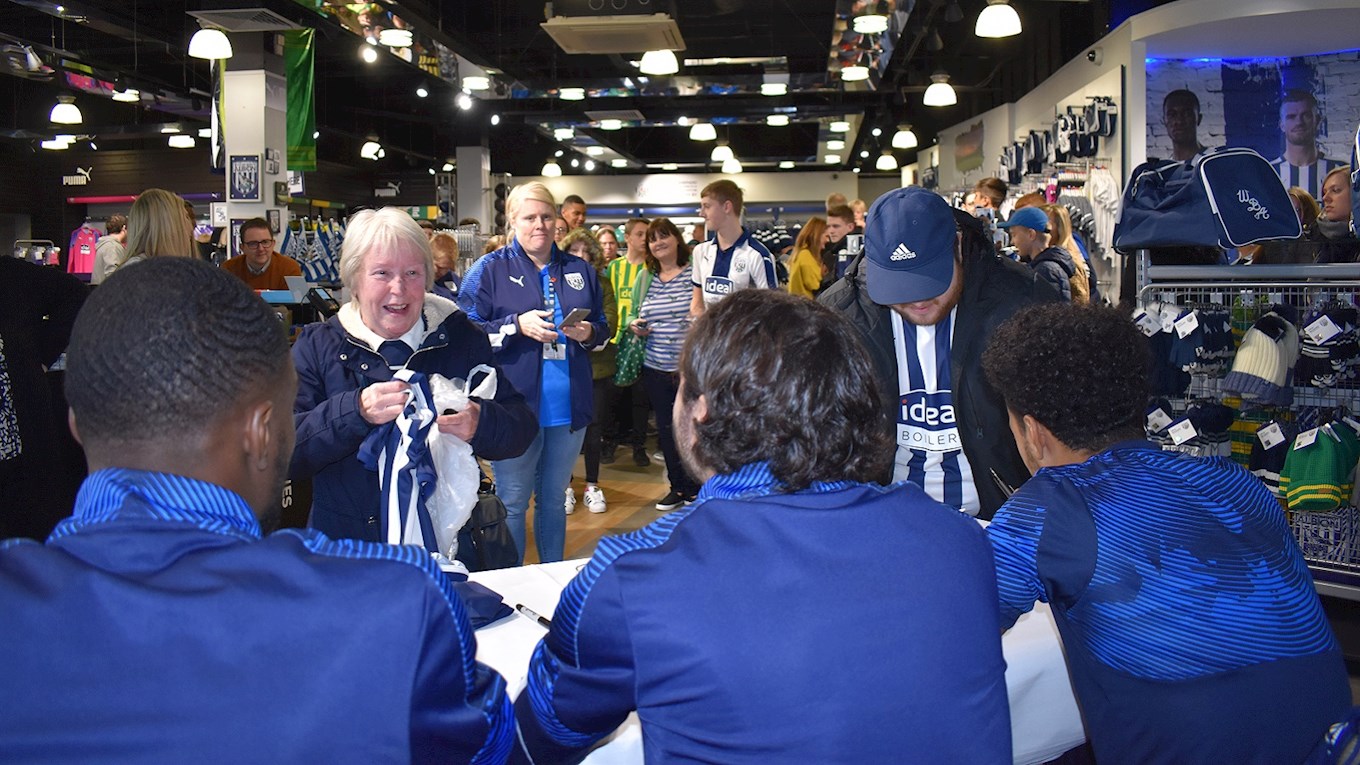 2019_10_29_signing_session_hawthorns_2.jpg