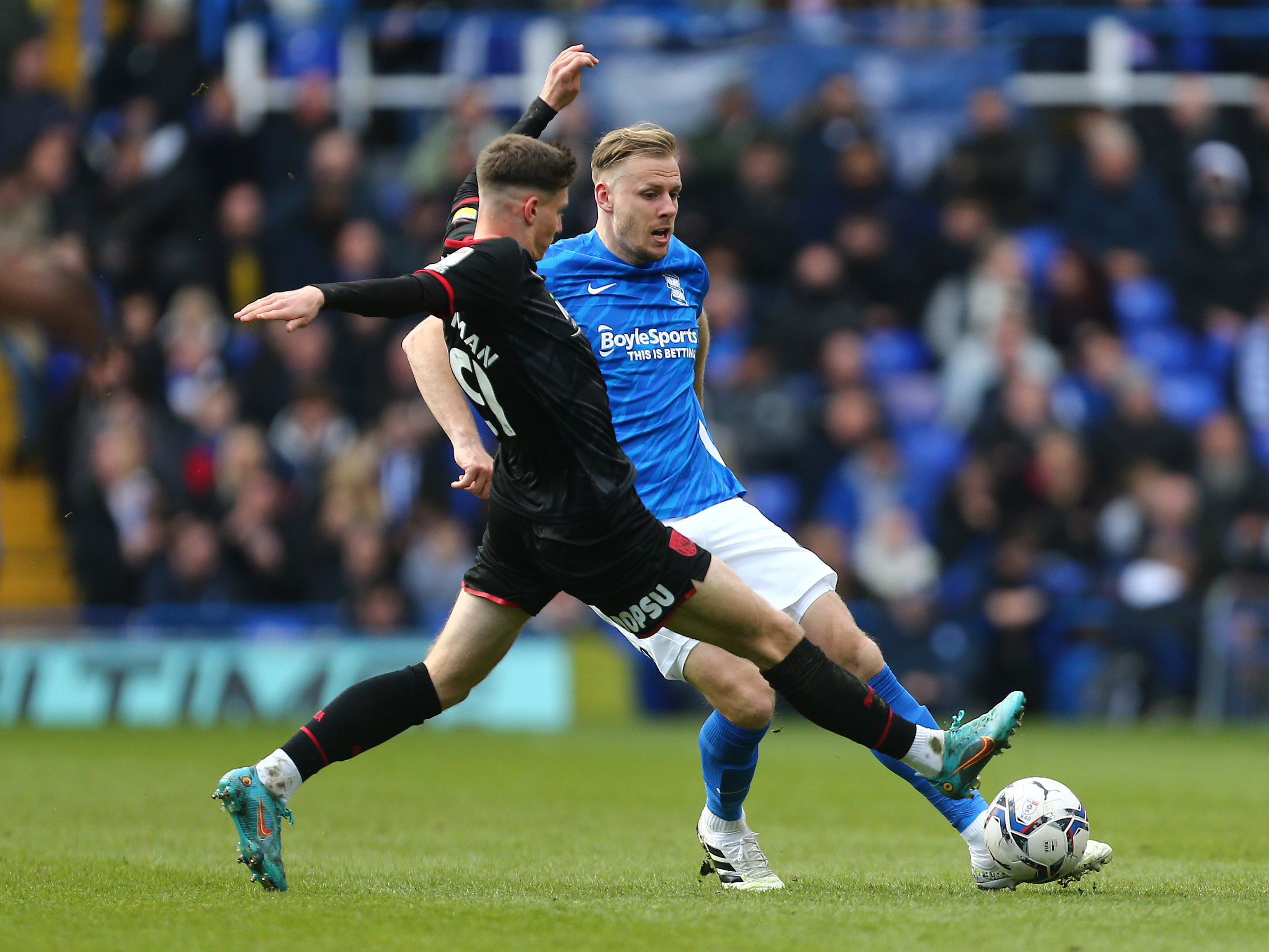 Taylor Gardner-Hickman puts in a challenge against Blues