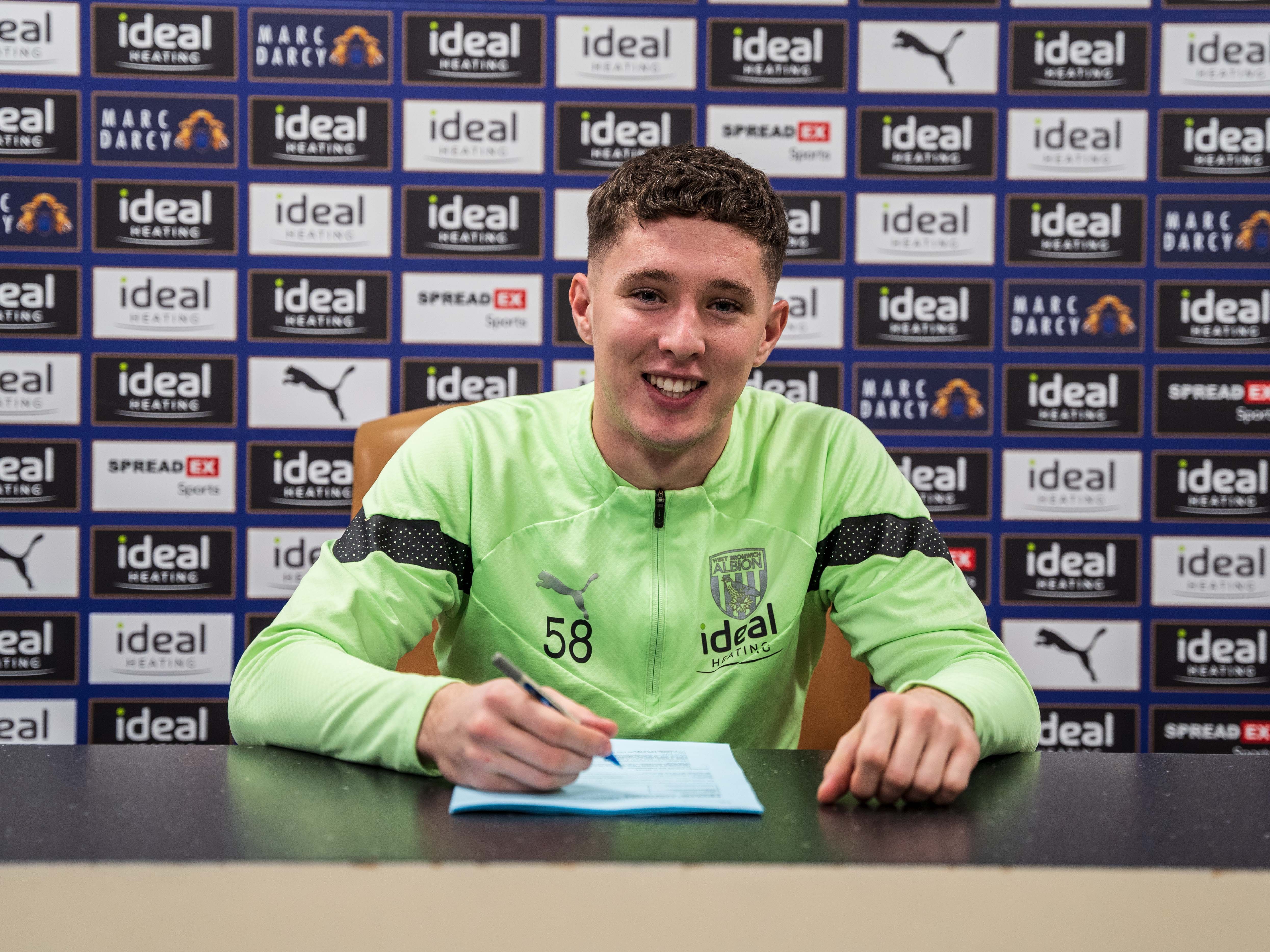 Ronnie Hollingshead penning his professional deal
