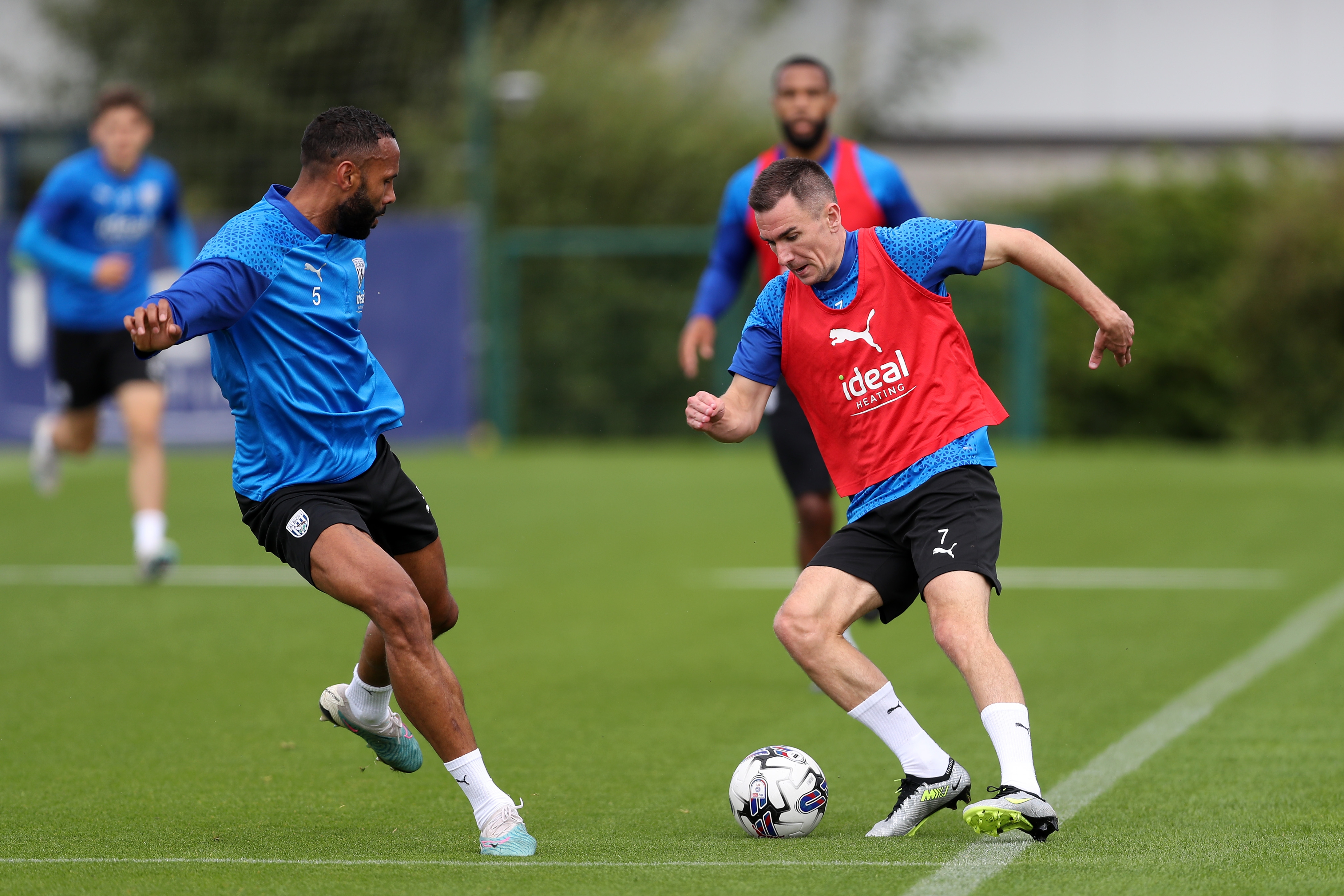 Jed Wallace takes on Kyle Bartley in training 