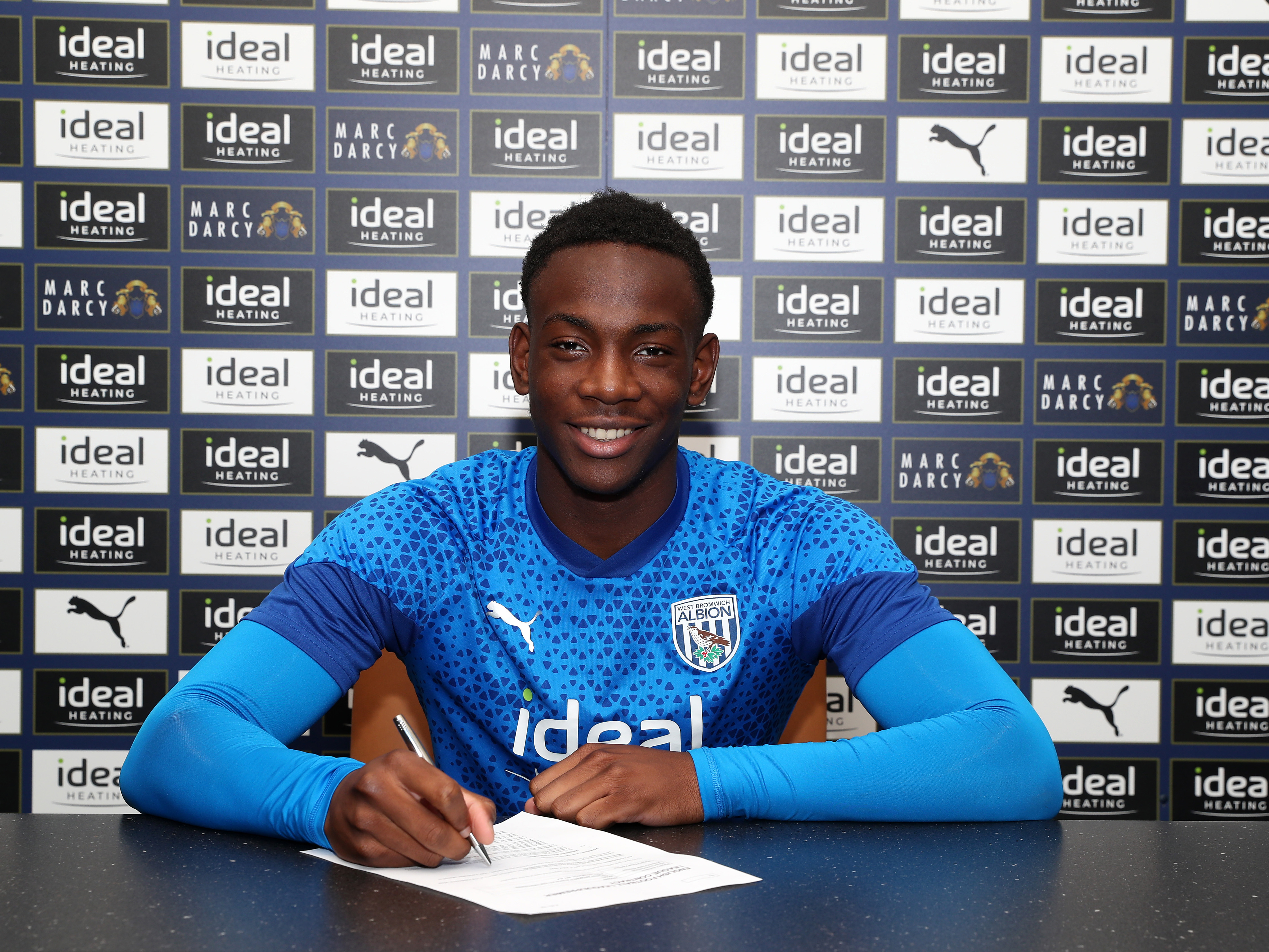 Ruben Shakpoke signs a contract at West Bromwich Albion