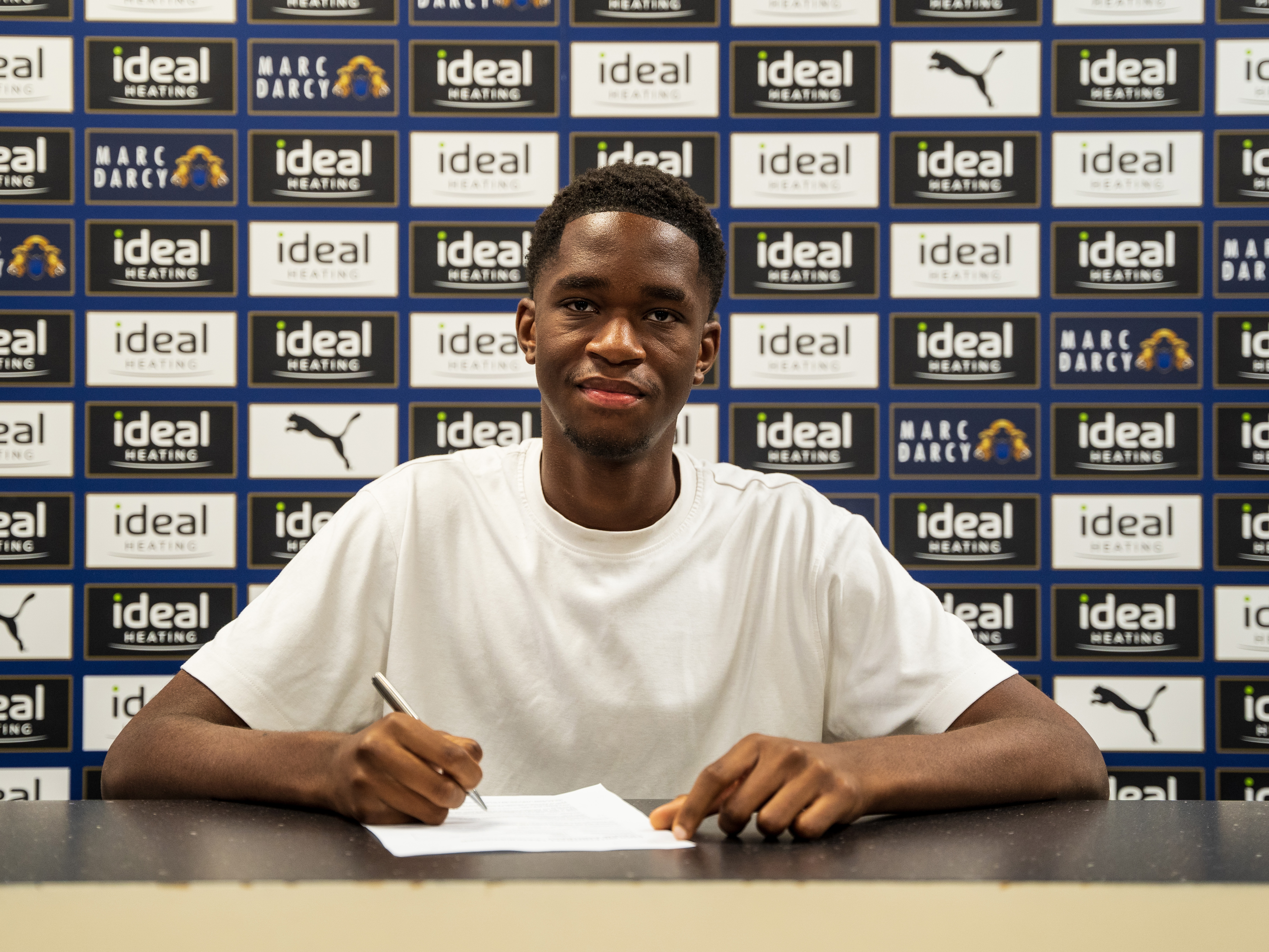 Kevin Mfuamba signing his professional contract