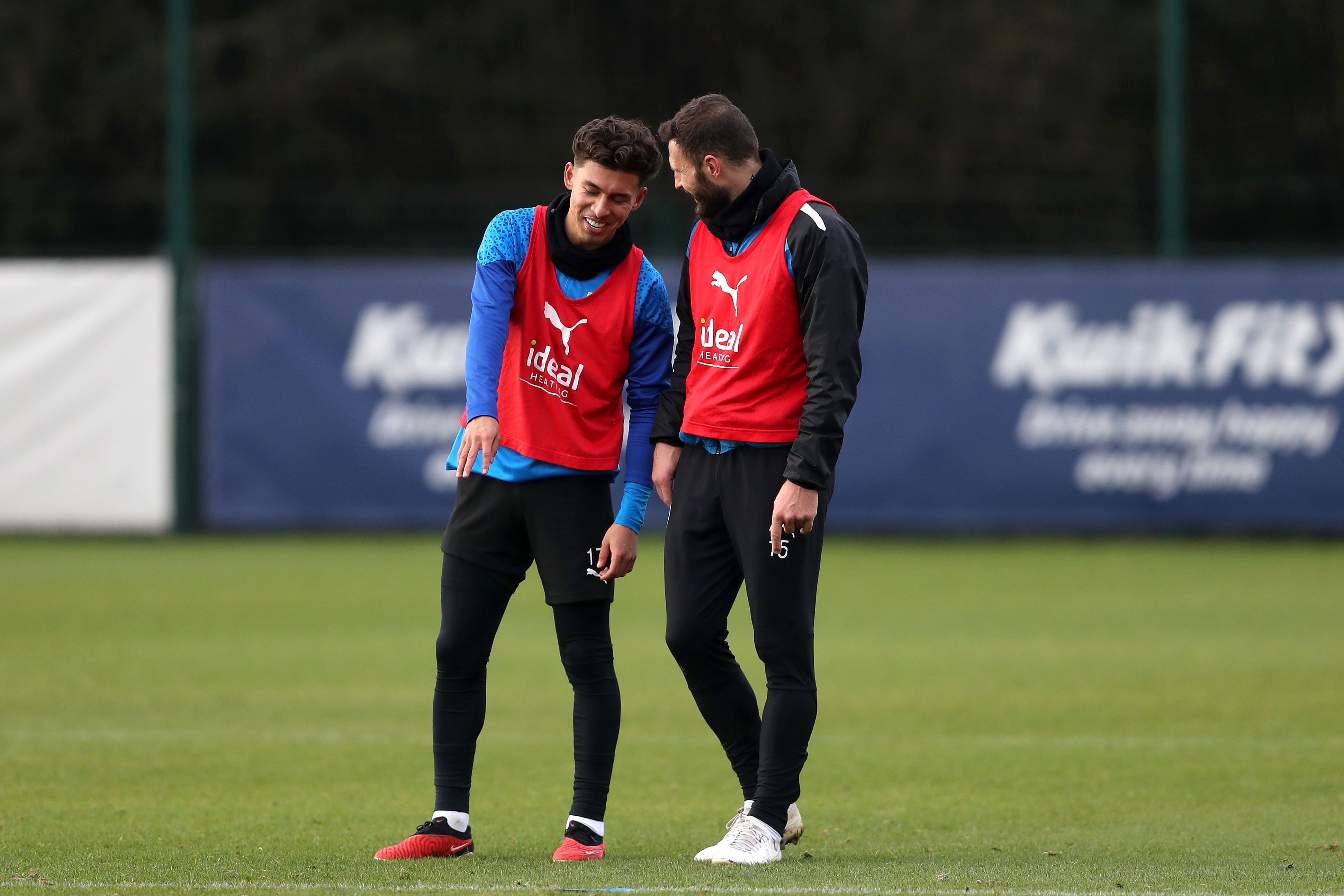 Jeremy Sarmiento and Erik Pieters chatting in training 