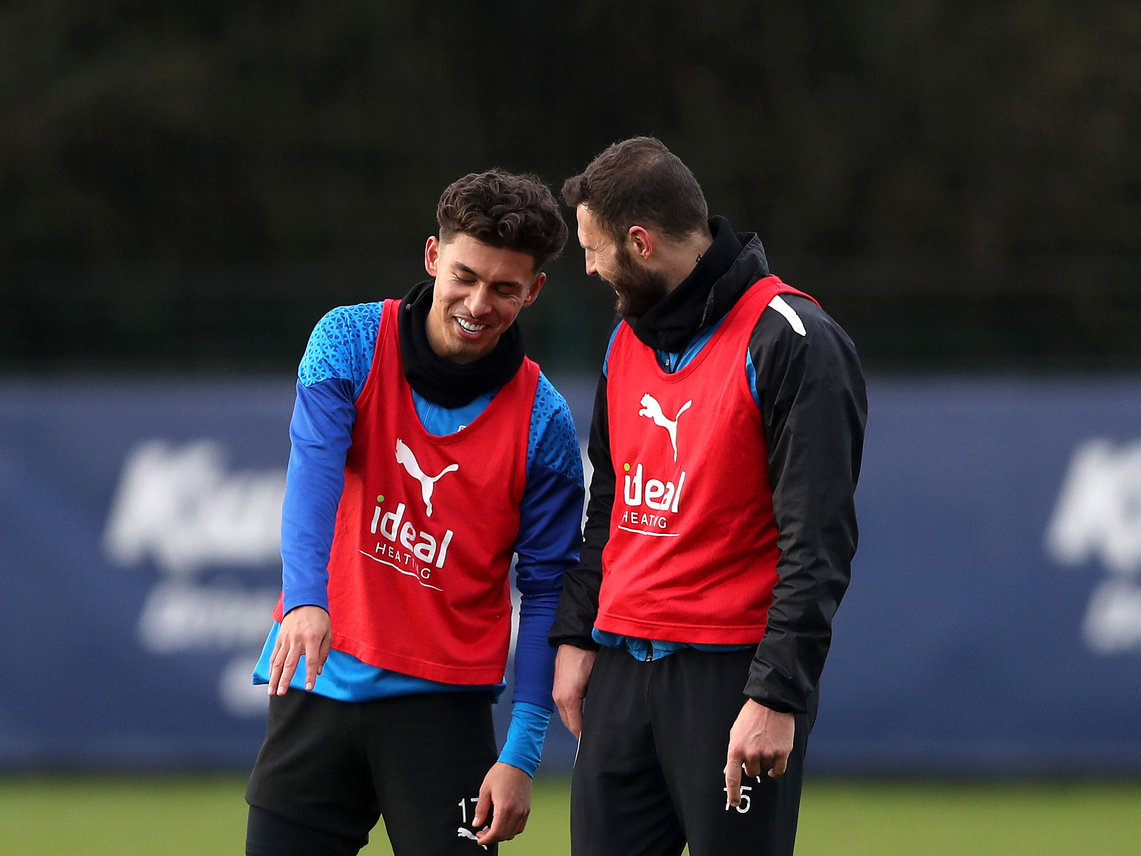 Jeremy Sarmiento and Erik Pieters stop for a chat in training