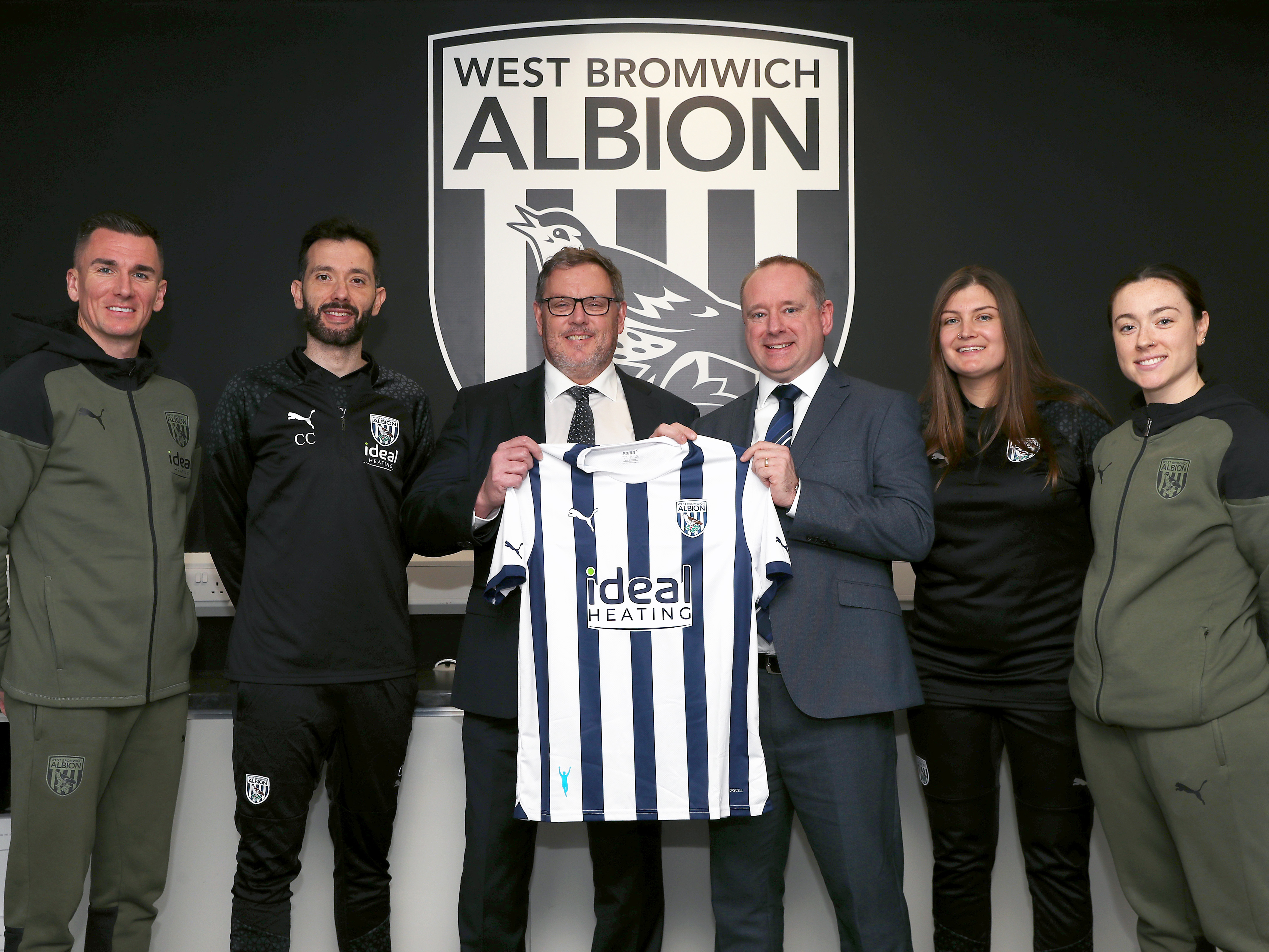 An image of Albion's men's and women's head coaches, players, Managing Director Mark Miles and Ideal Heating CEO Shaun Edwards