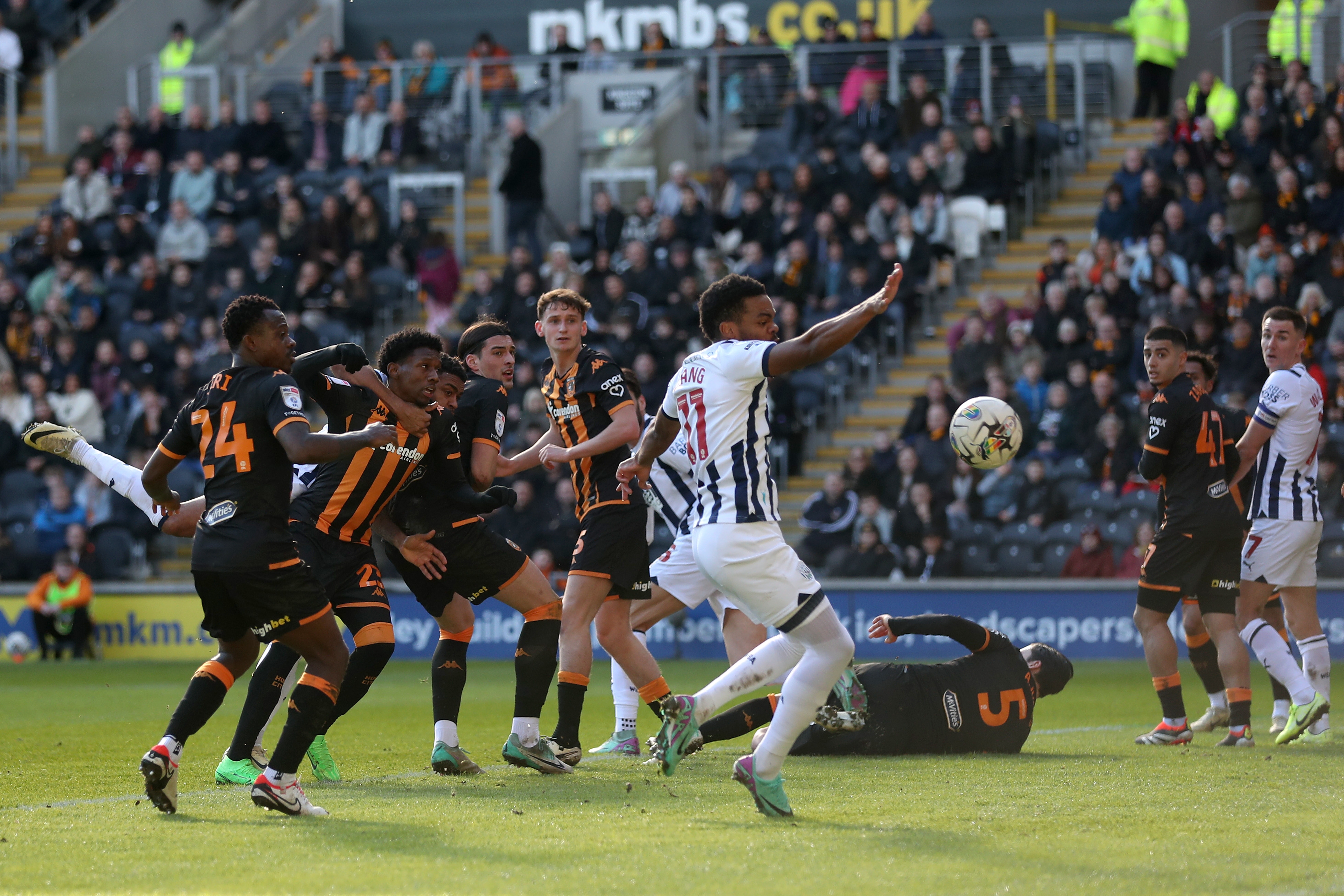 Grady Diangana attempts to make contact with the ball in the Hull penalty area
