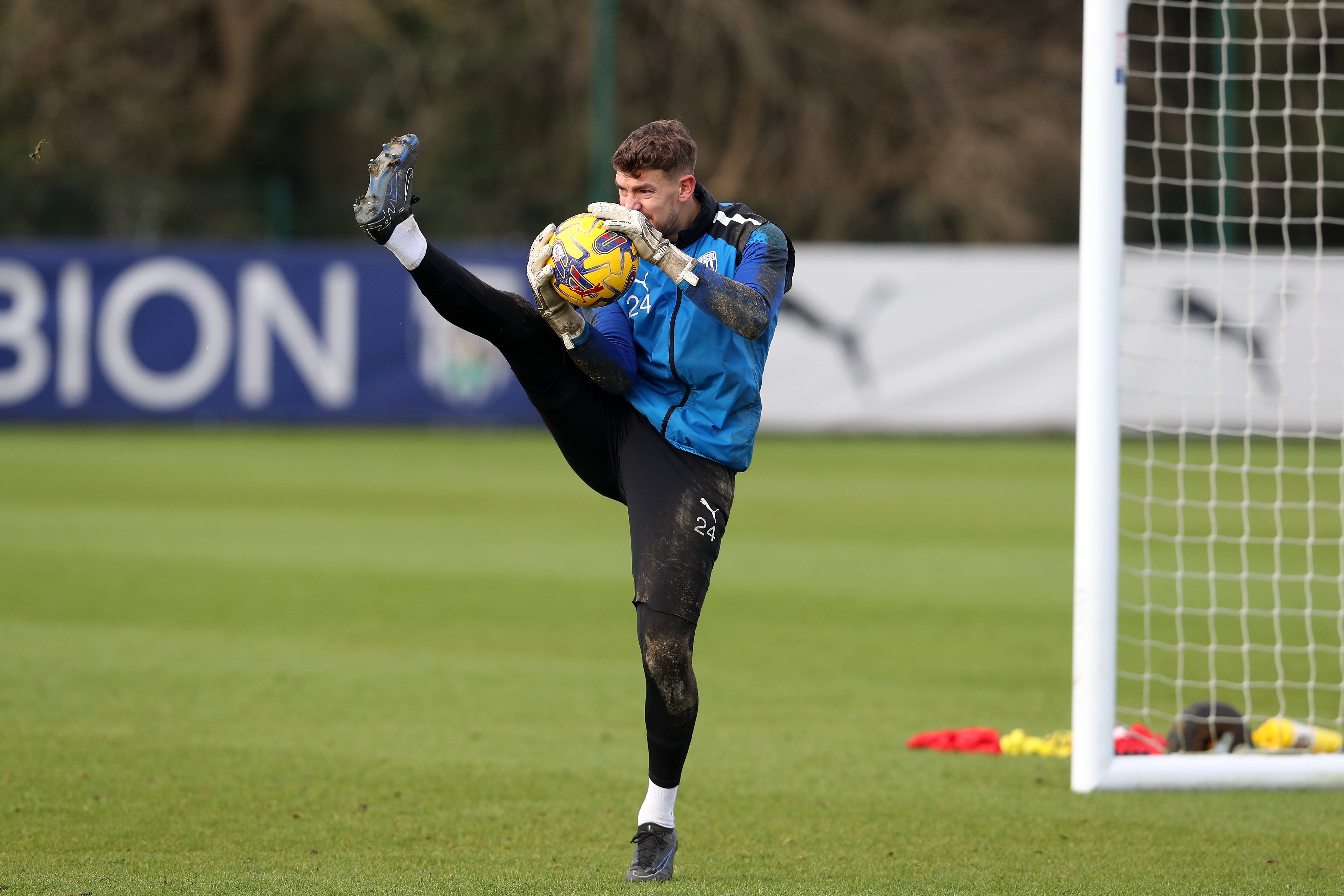 Alex Palmer in training with one of his legs up in the air