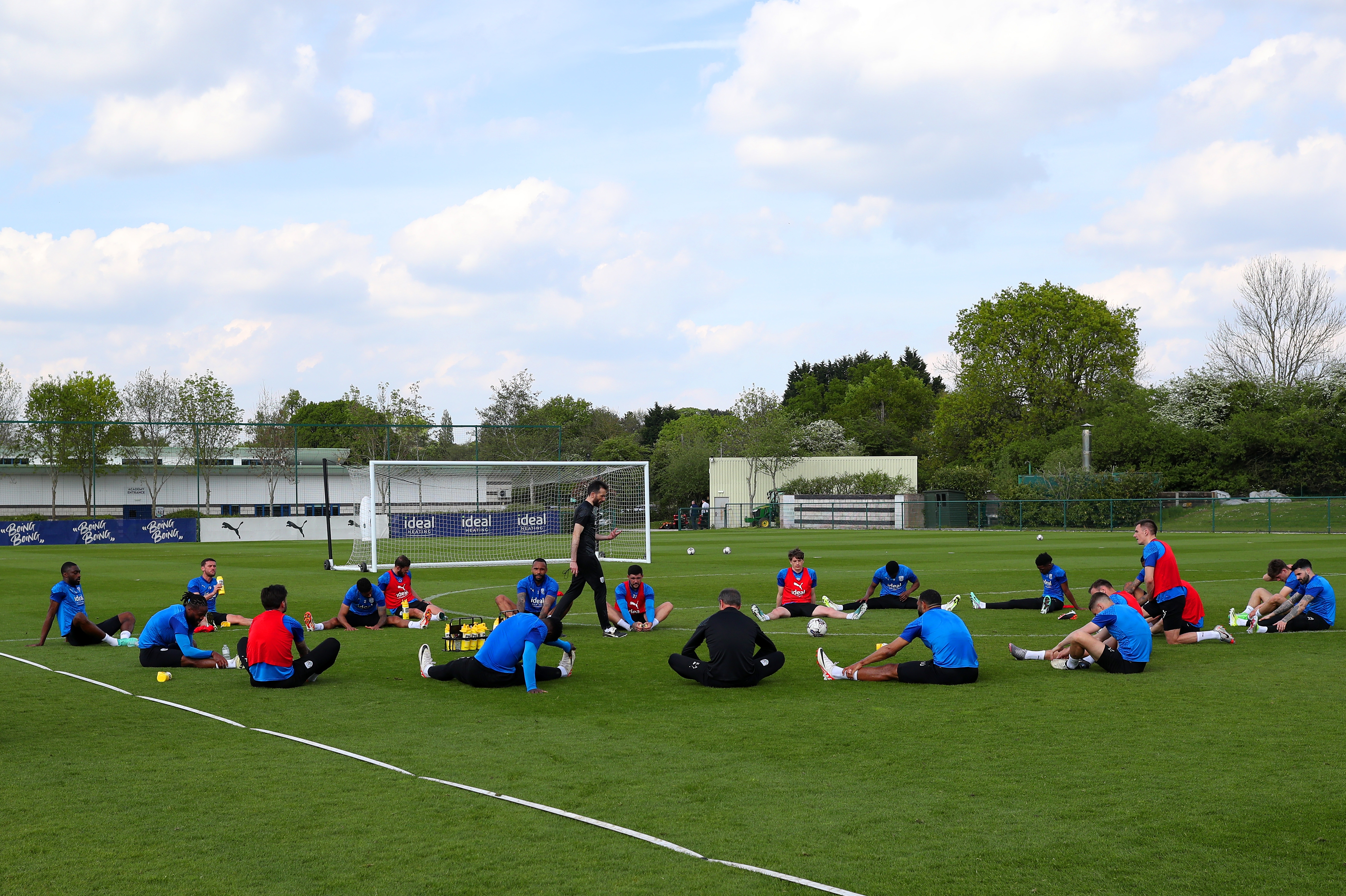 Carlos Corberán delivering messages to his players on the training pitch