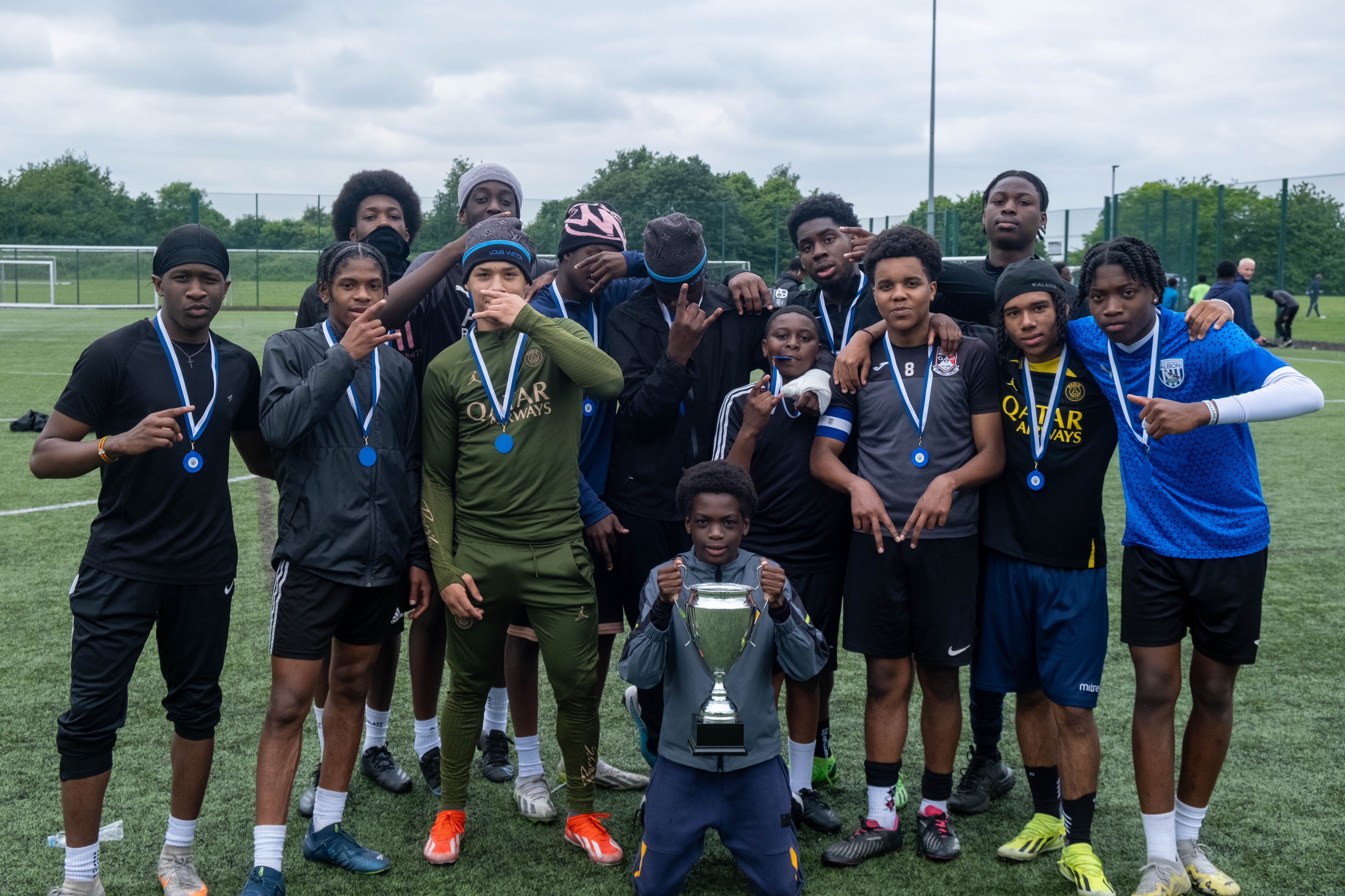 Team photo of winners (Non bibs) with trophy.