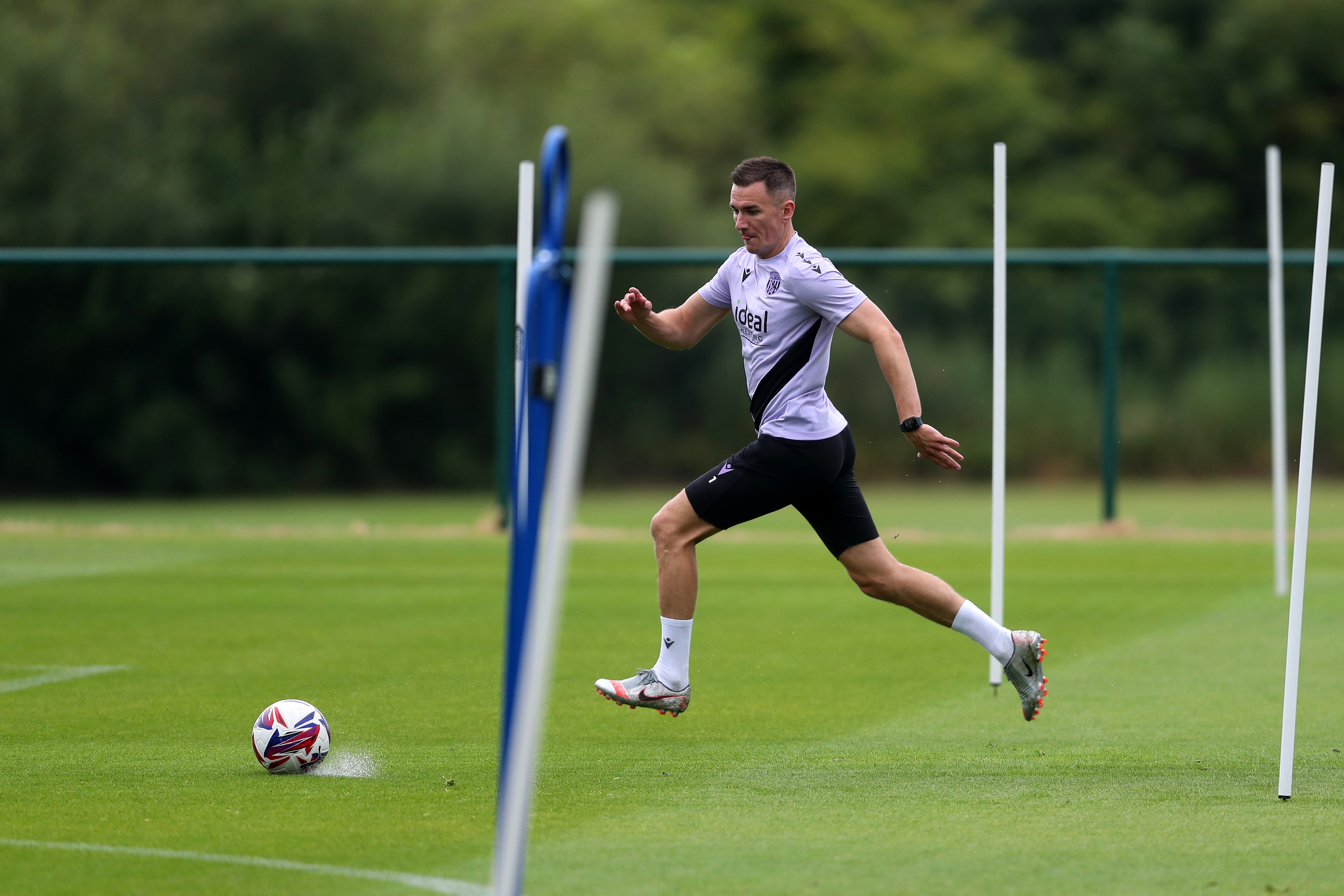Jed Wallace watching the ball during a training session