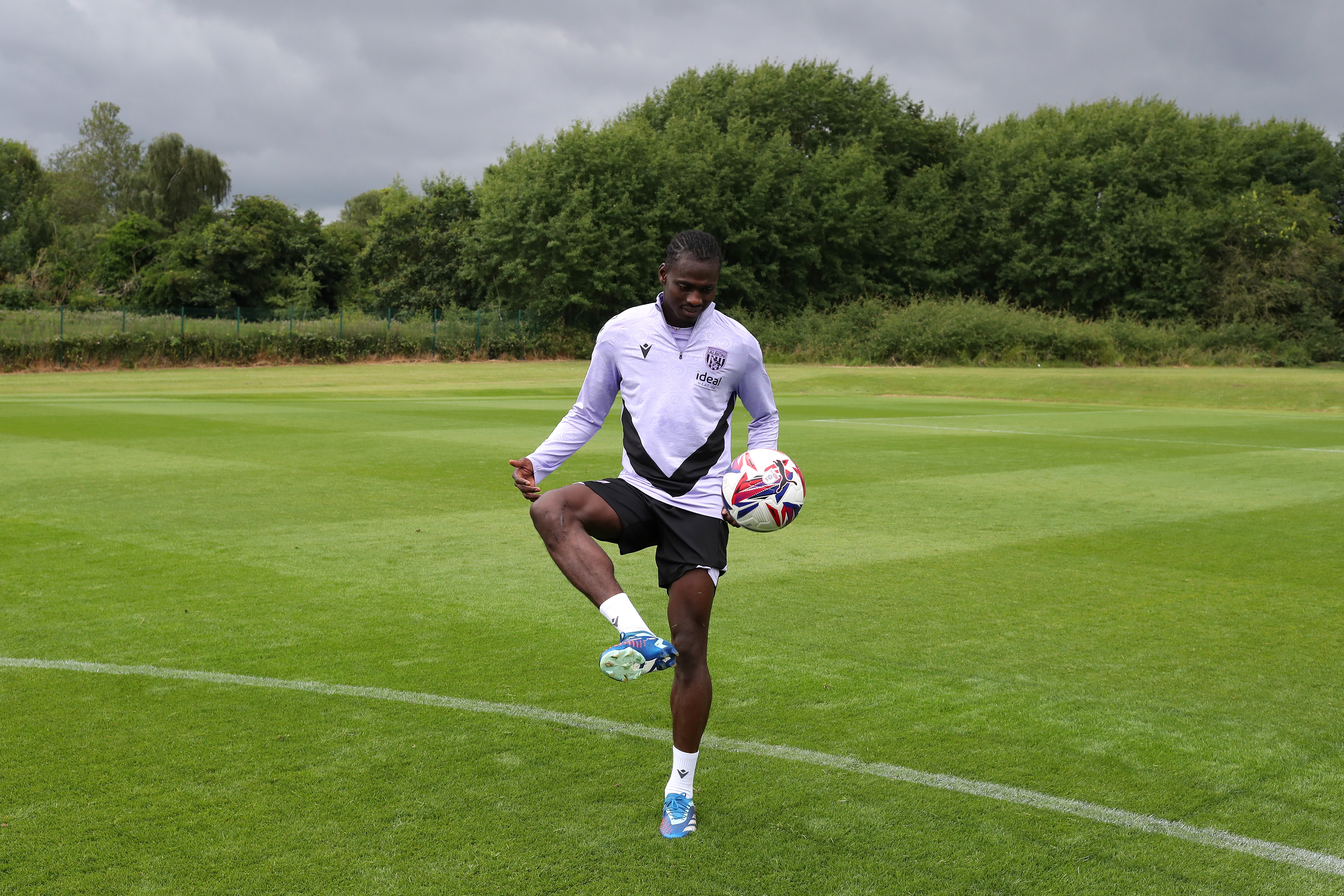 Ousmane Diakité controlling the ball during a training session
