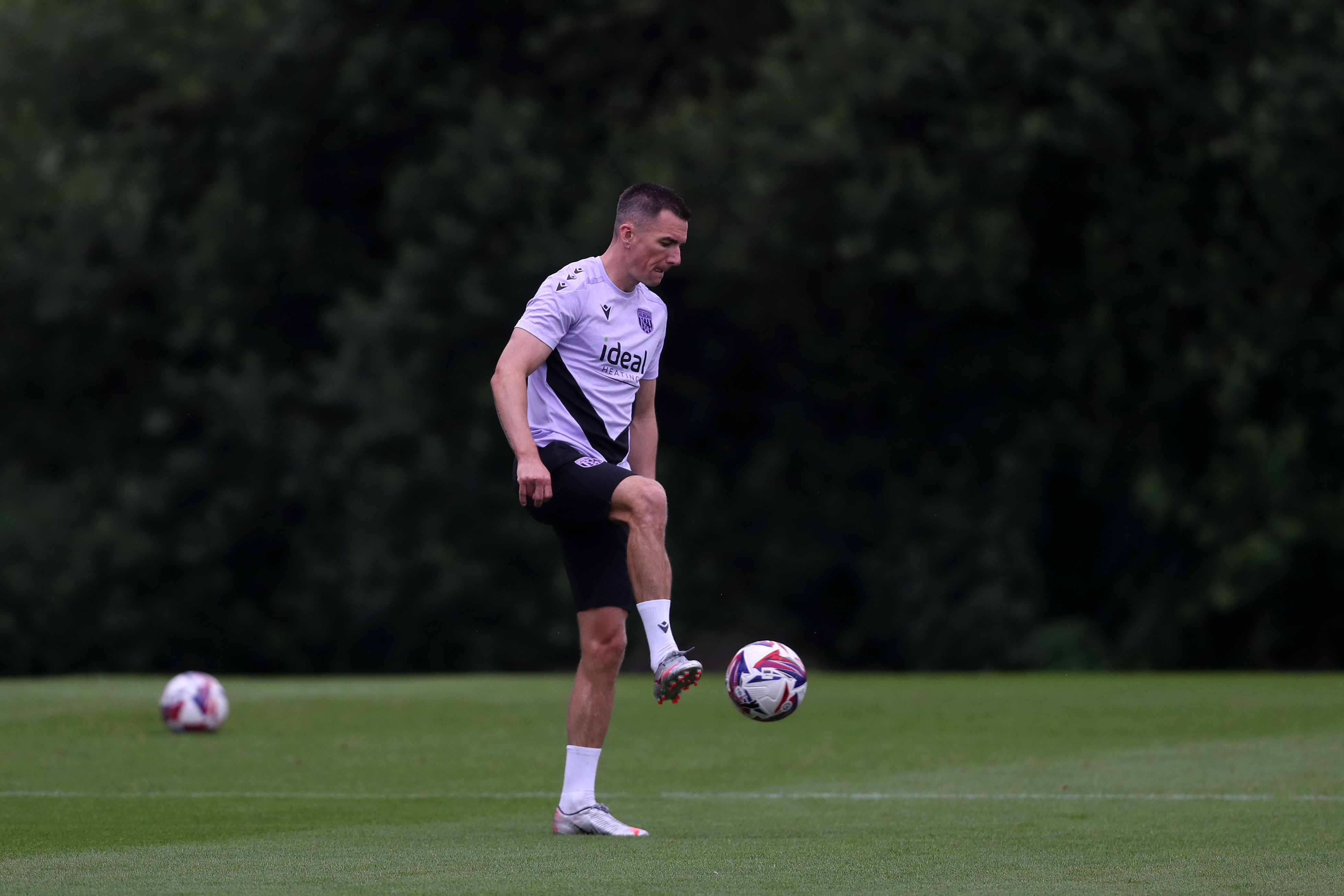 Jed Wallace controlling a ball during a training session 