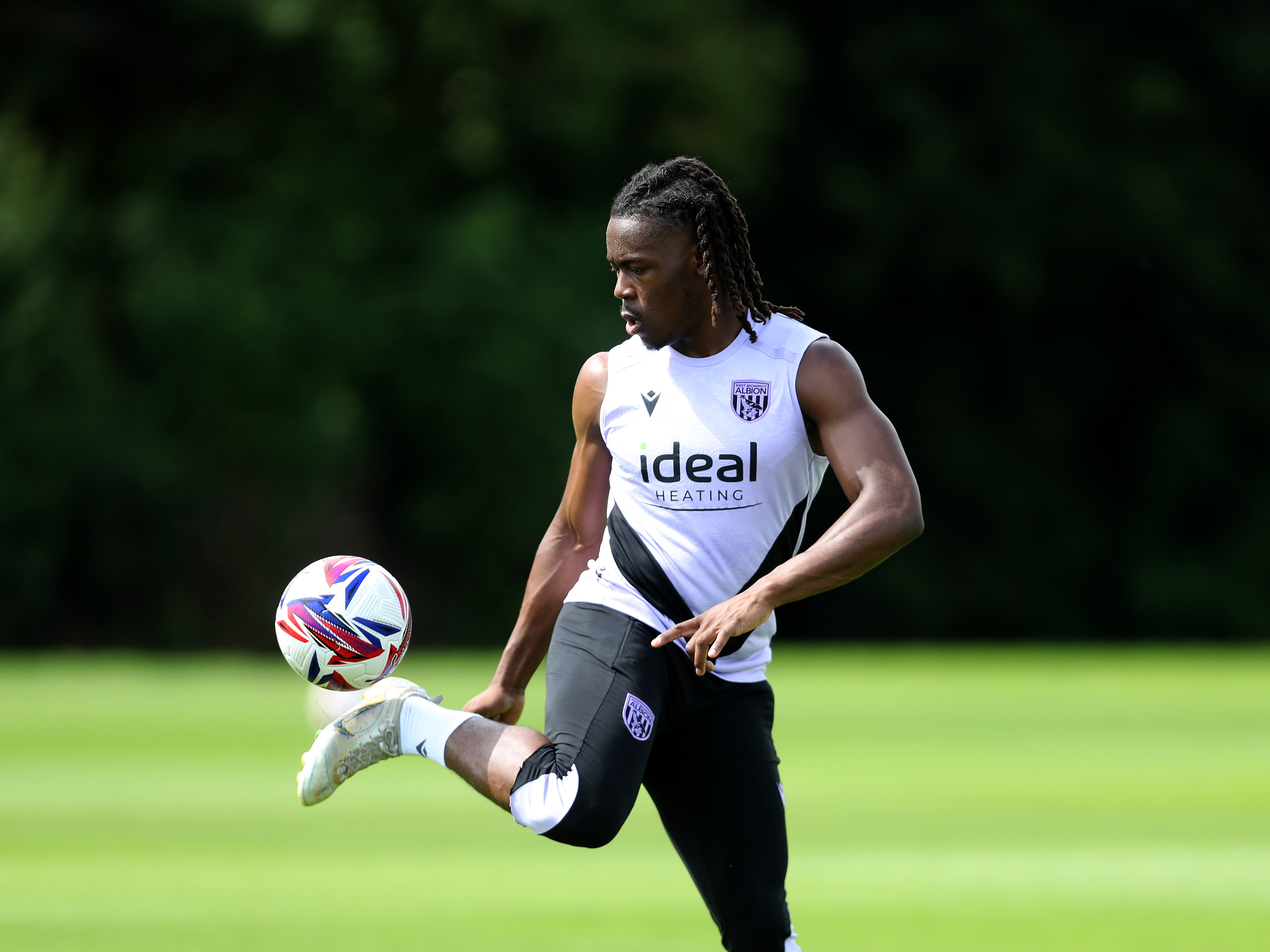 Brandon Thomas-Asante controlling a ball in pre-season training