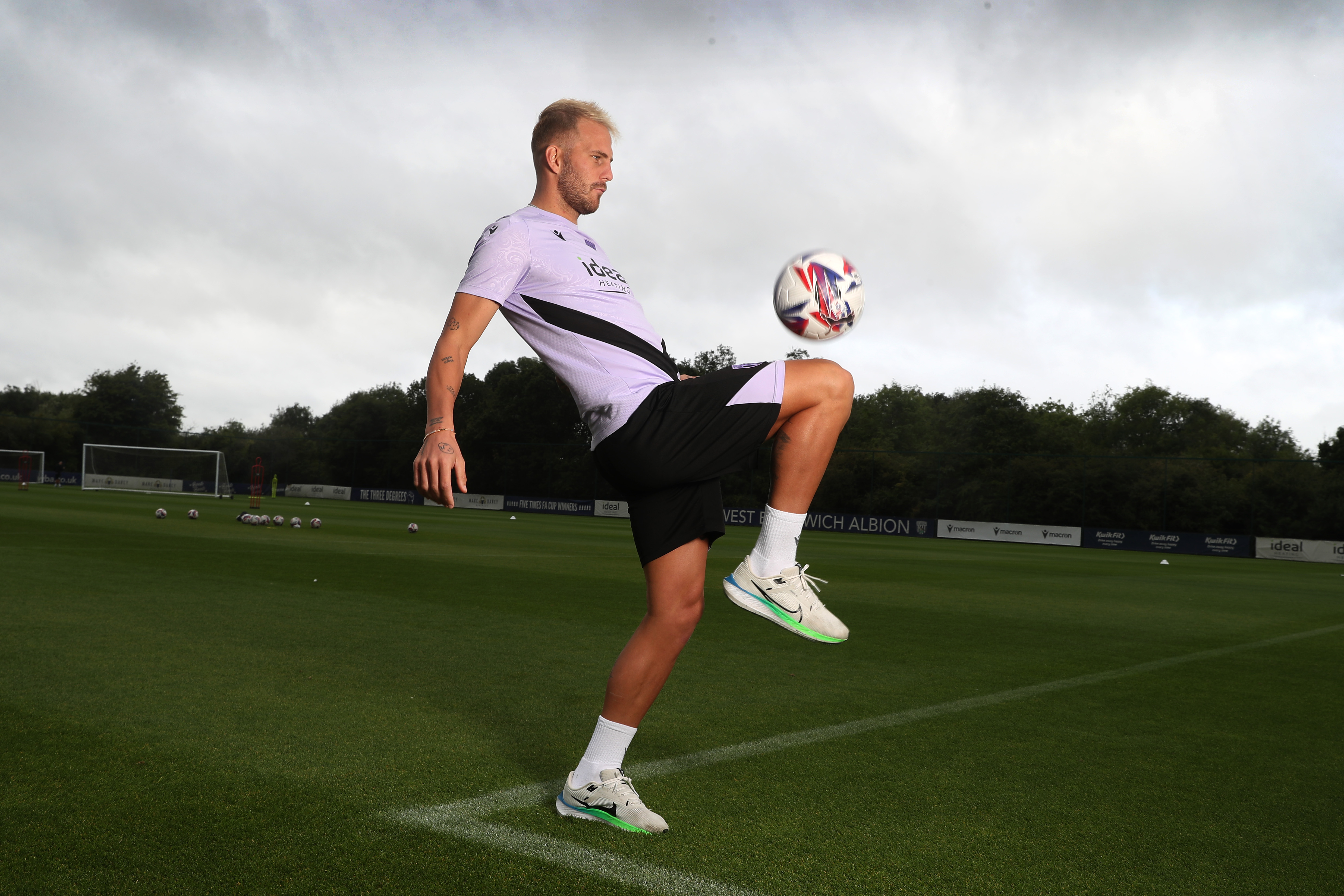 Uroš Račić doing kick-ups with the ball out on a training pitch 