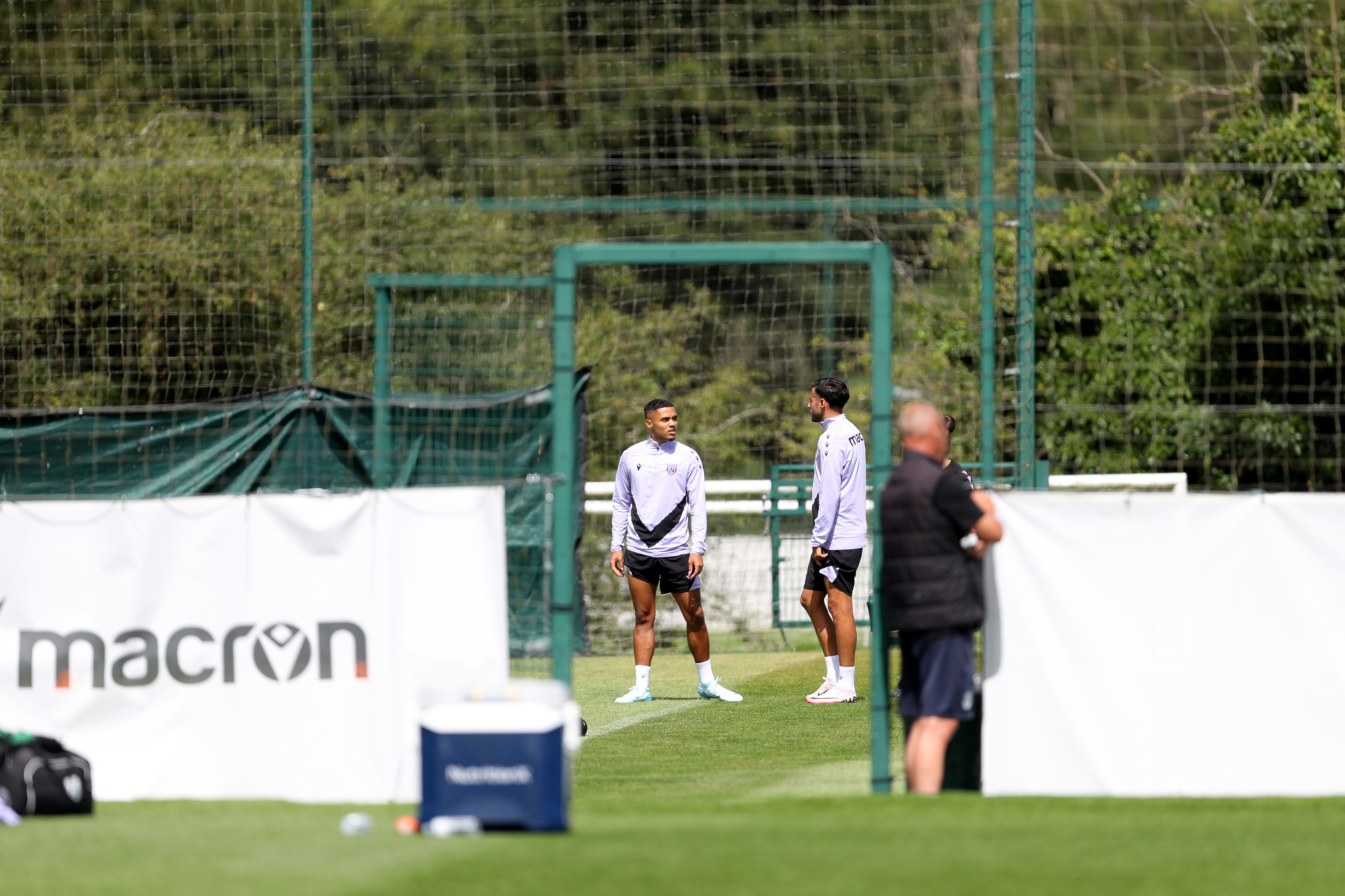 Lewis Dobbin and Gianluca Frabotta coming out to training together 