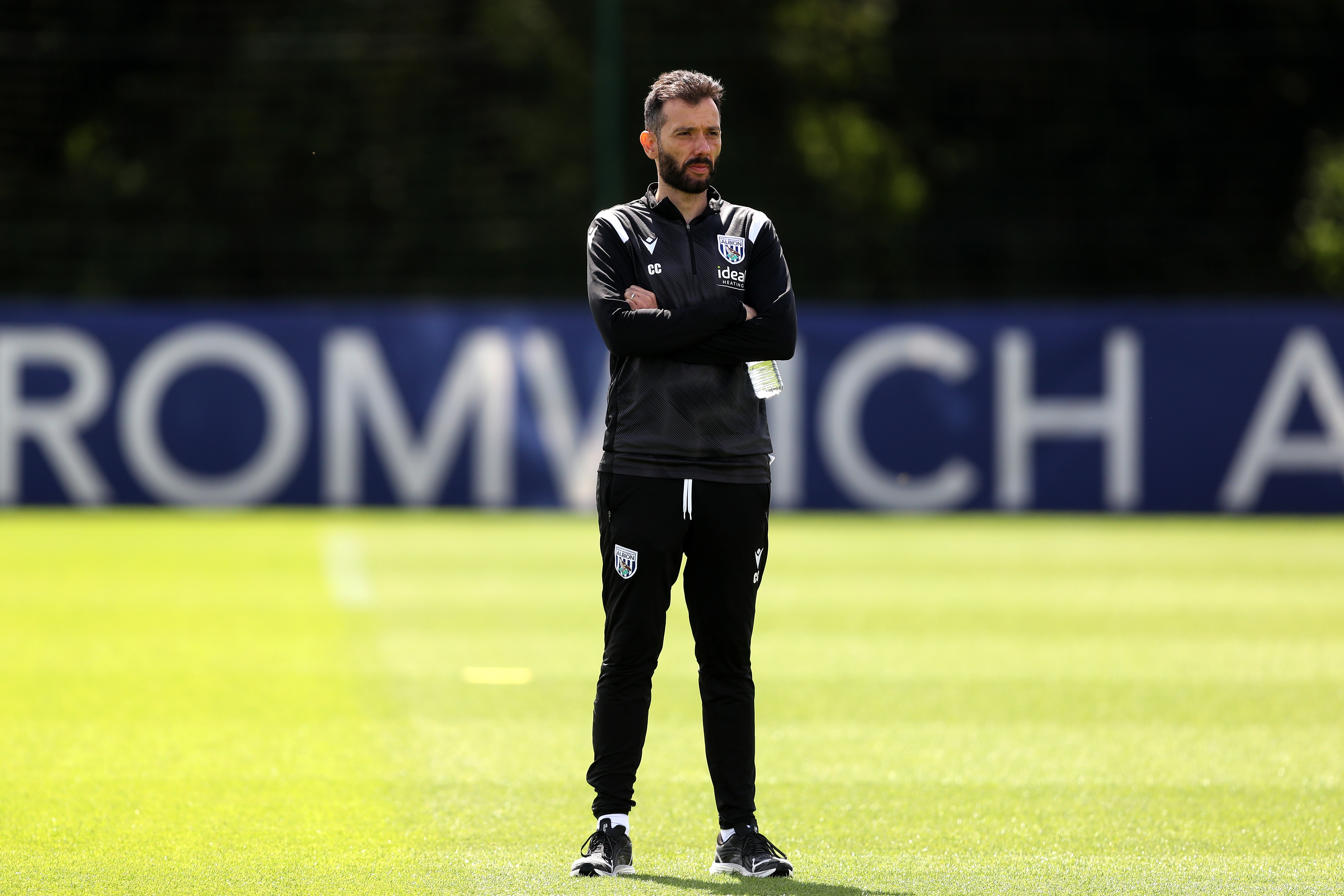 Carlos Corberán watching training 