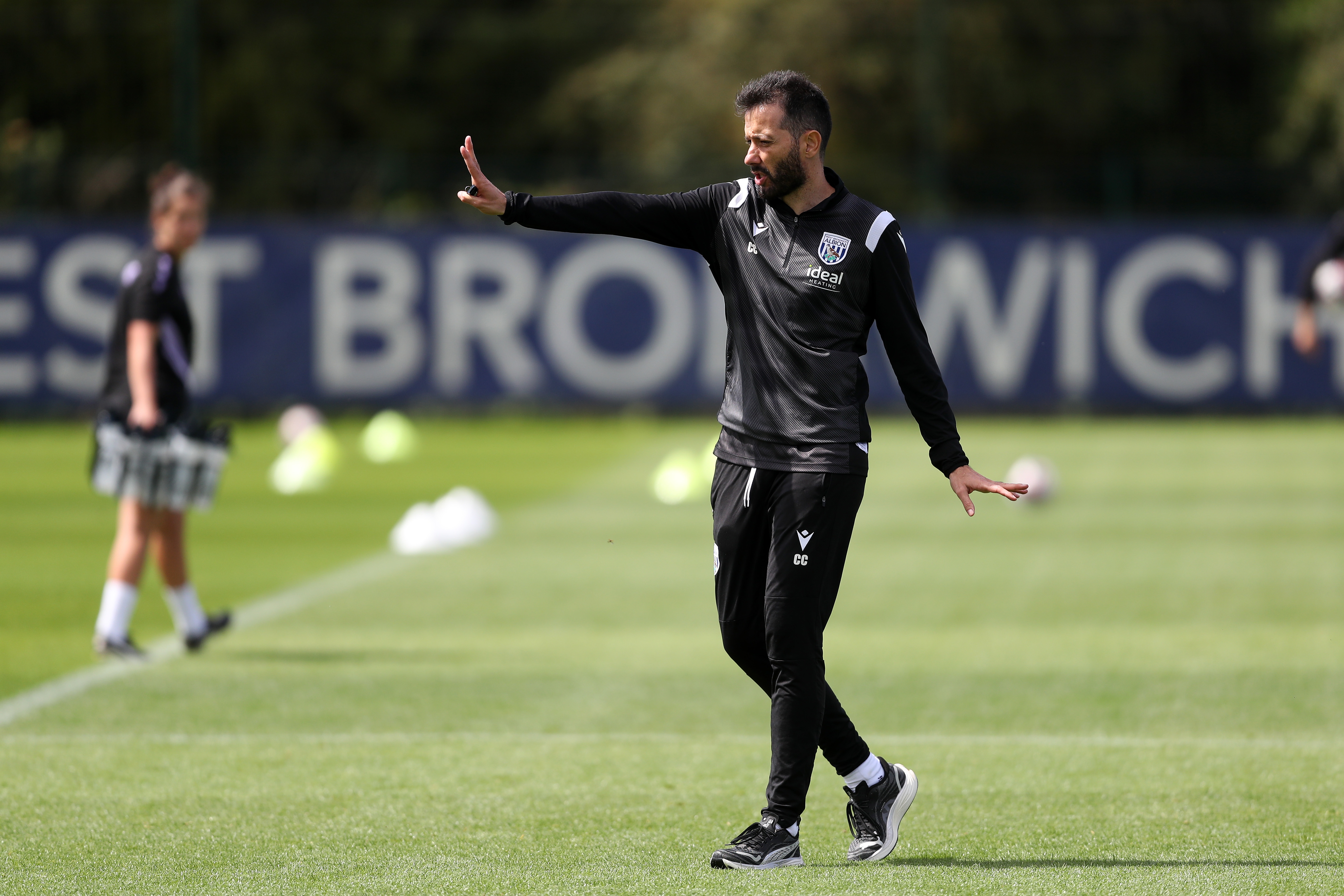 Carlos Corberán pointing during a training session 