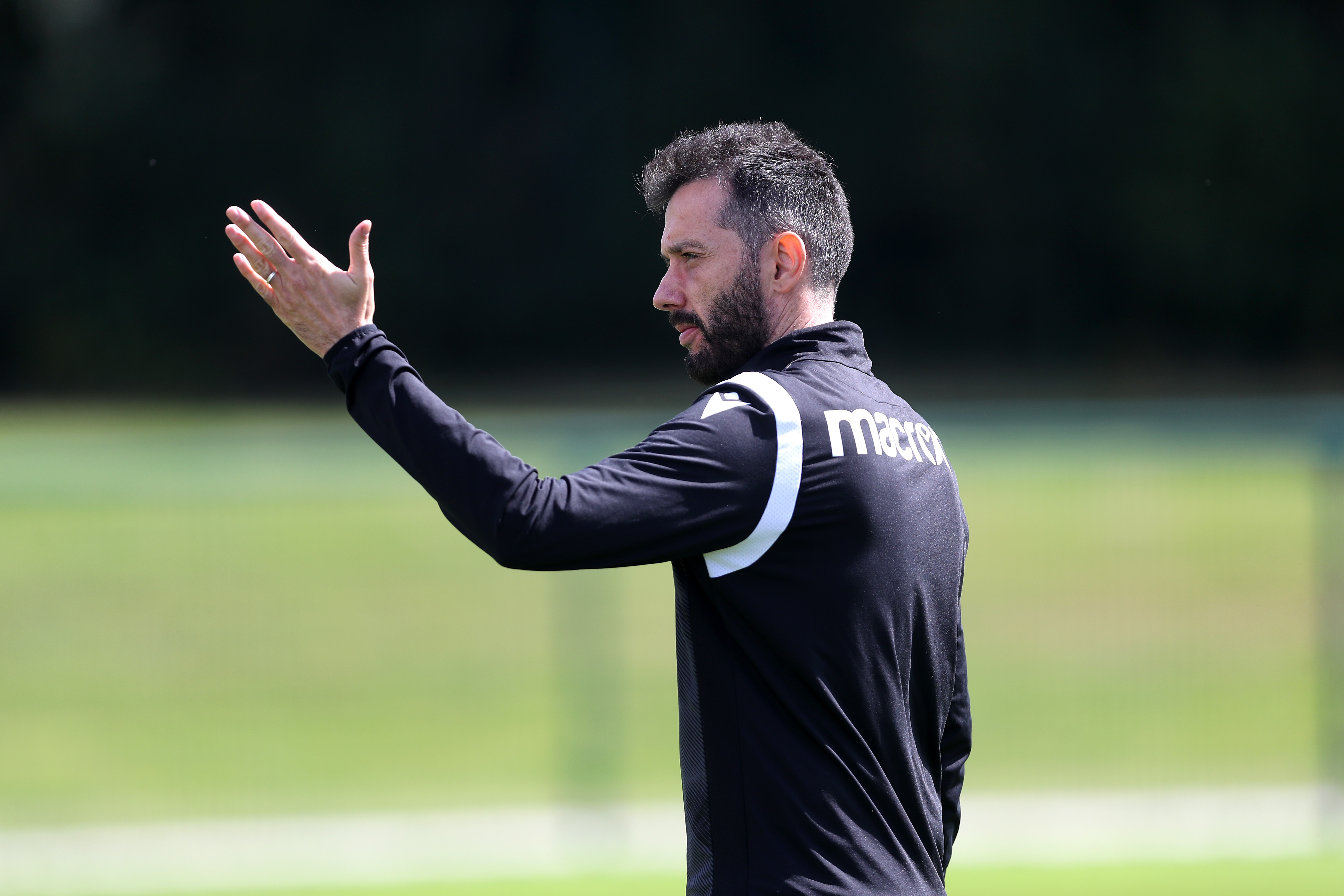 Carlos Corberán pointing during a training session 