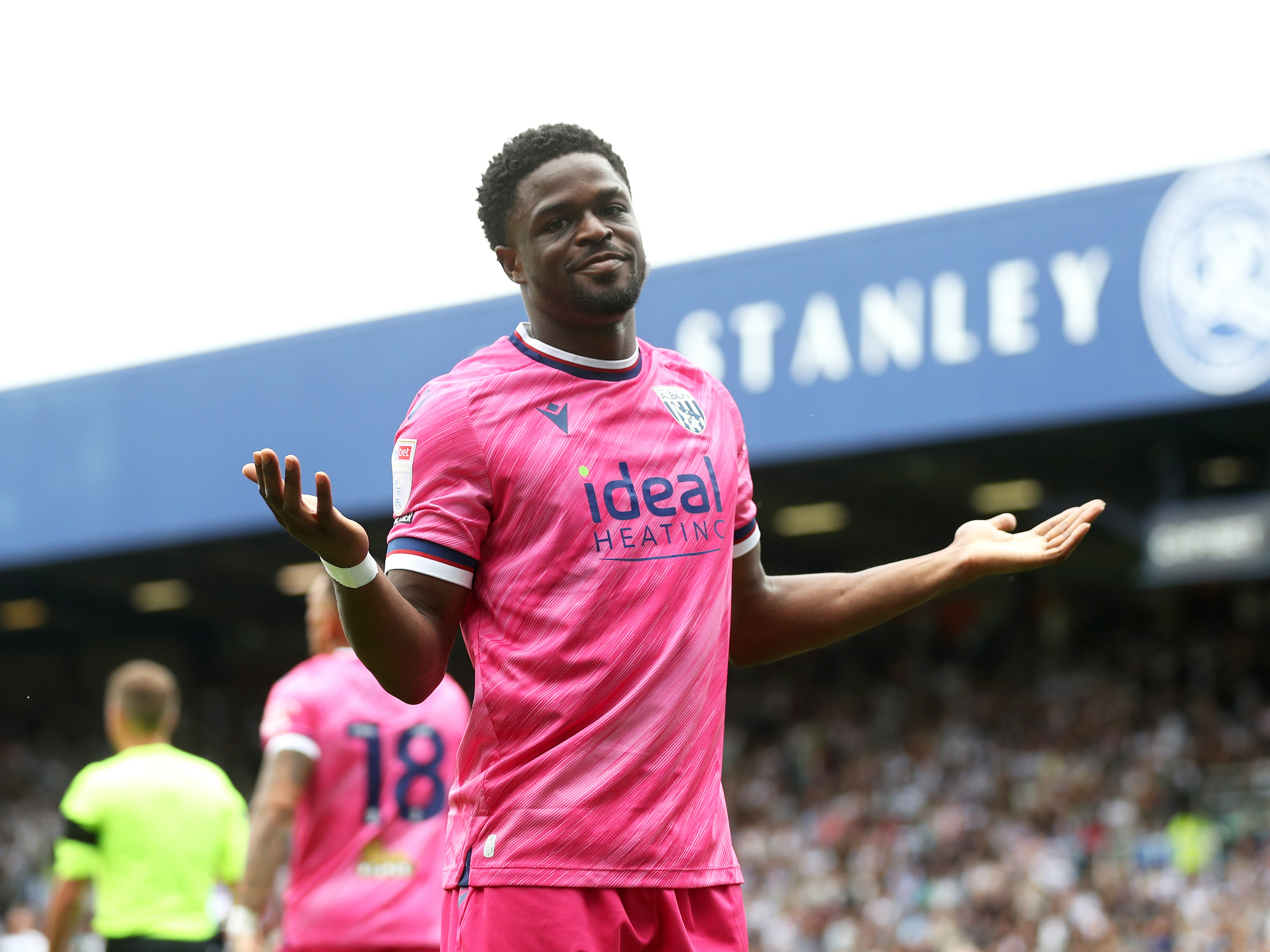 Josh Maja celebrates scoring at QPR wearing the pink away kit 