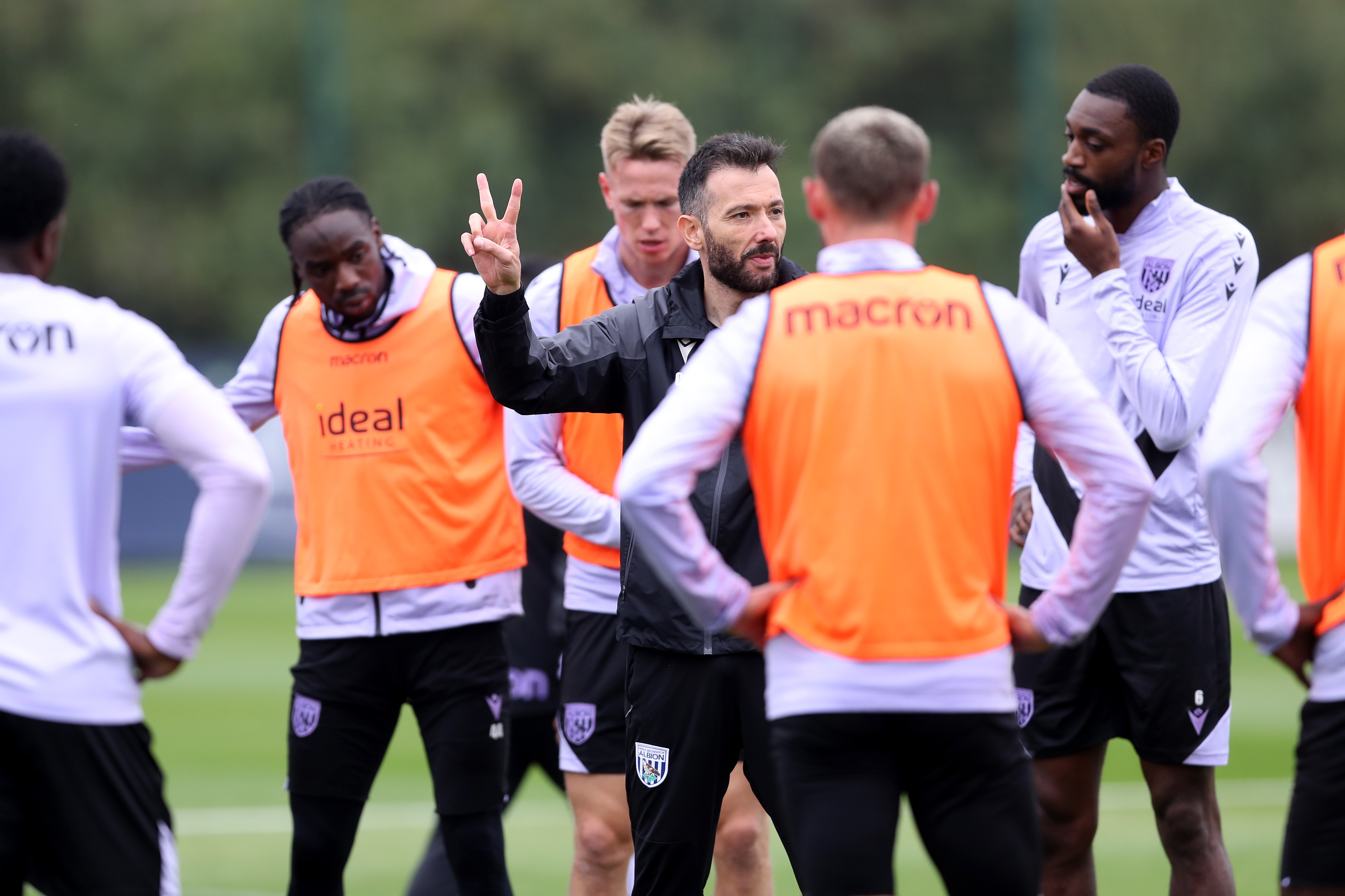 Carlos Corberán delivering a message to his players in the middle of a session