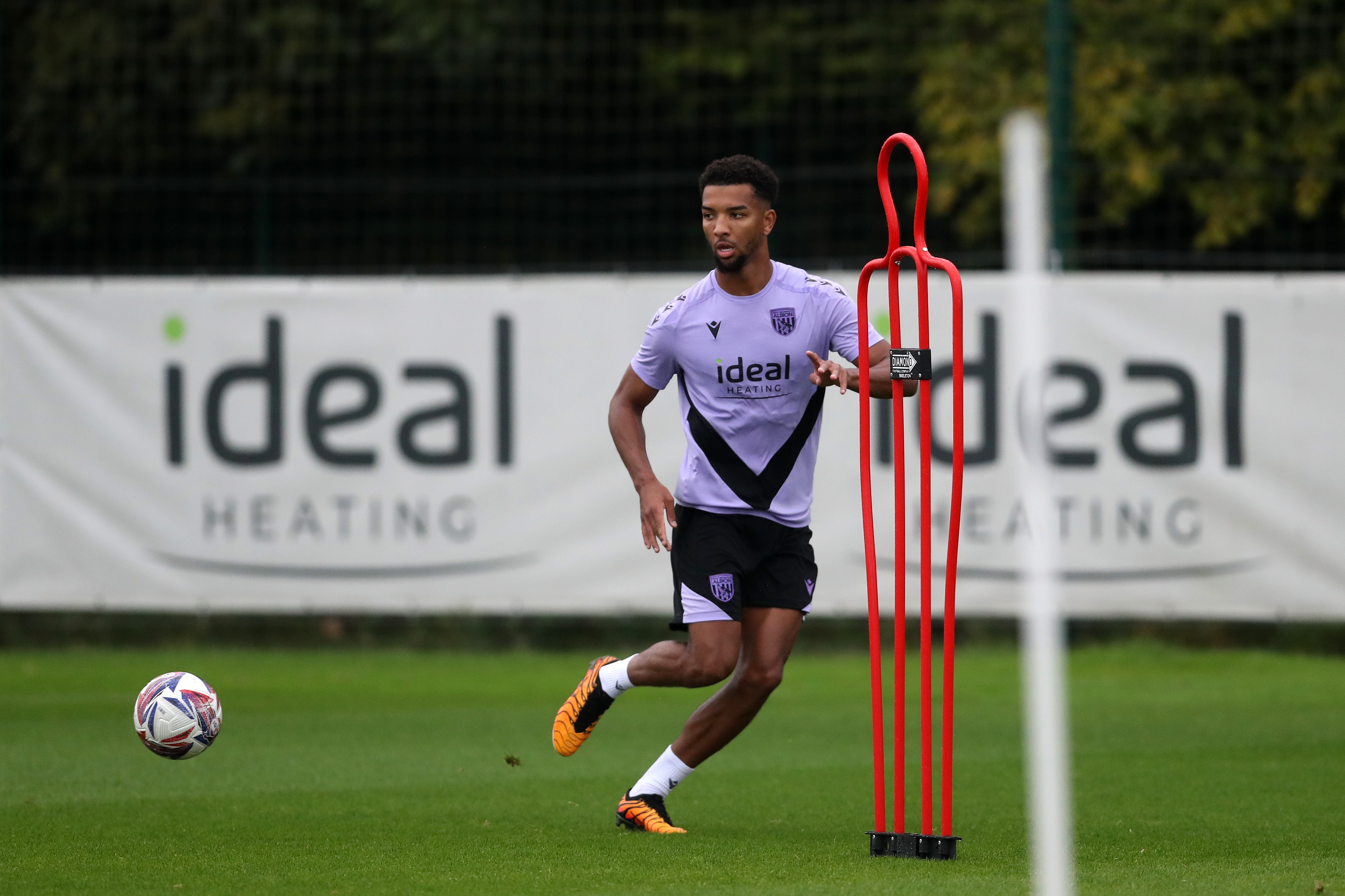 Mason Holgate out on the training pitch next to a mannequin 