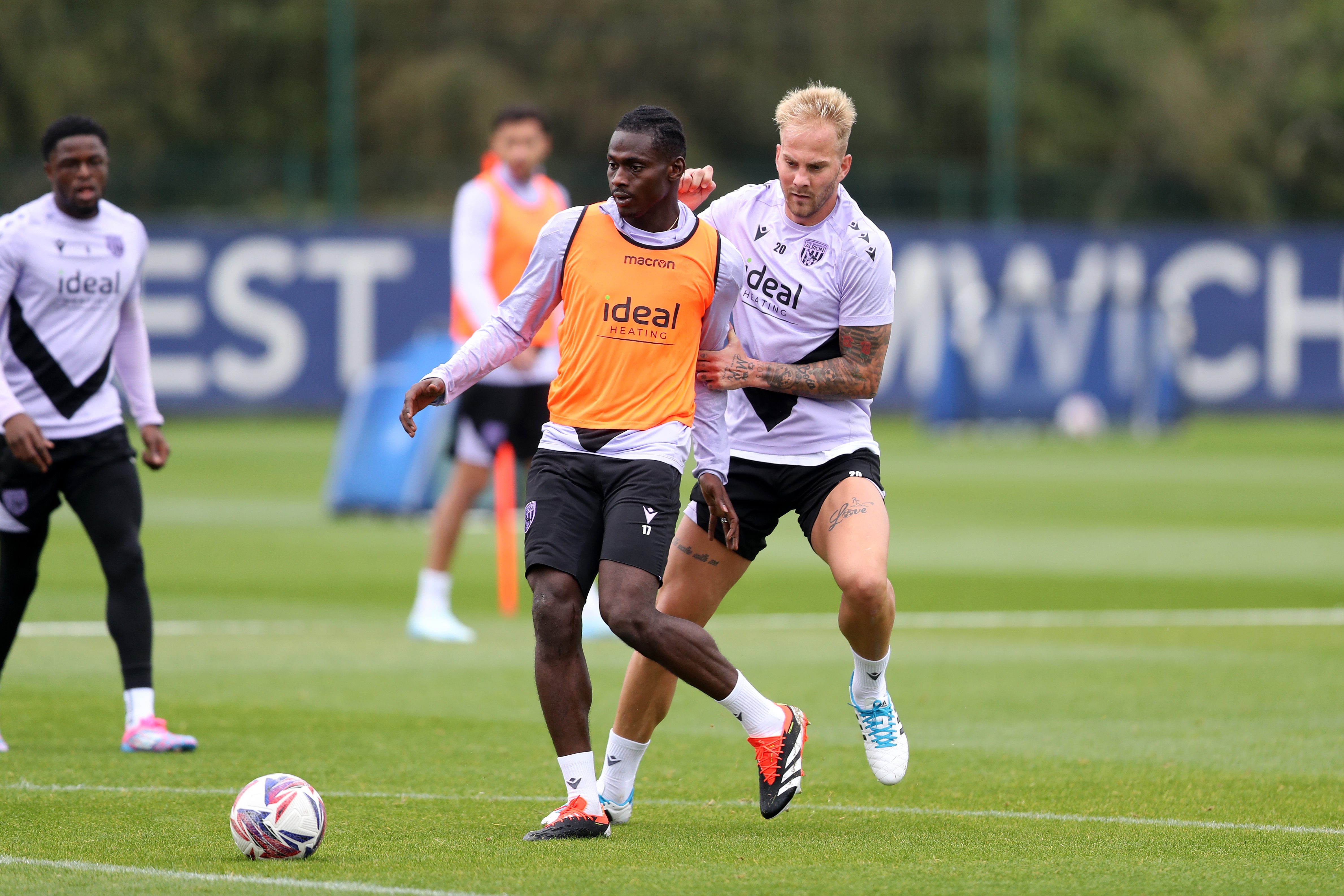 Ousmane Diakité and Uroš Račić battle for the ball during training 