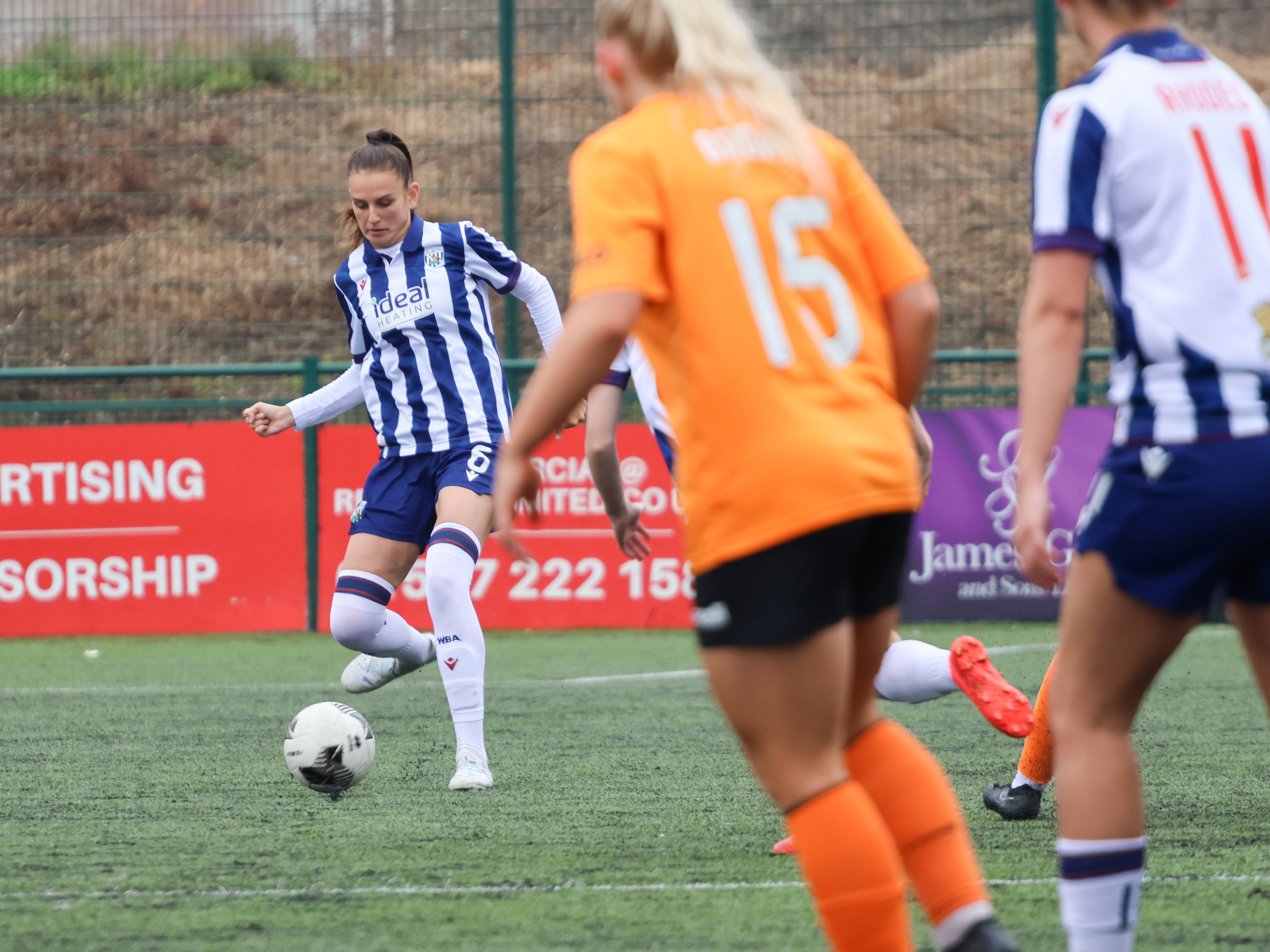 An image of Izzy Green passing the ball against Rugby Borough