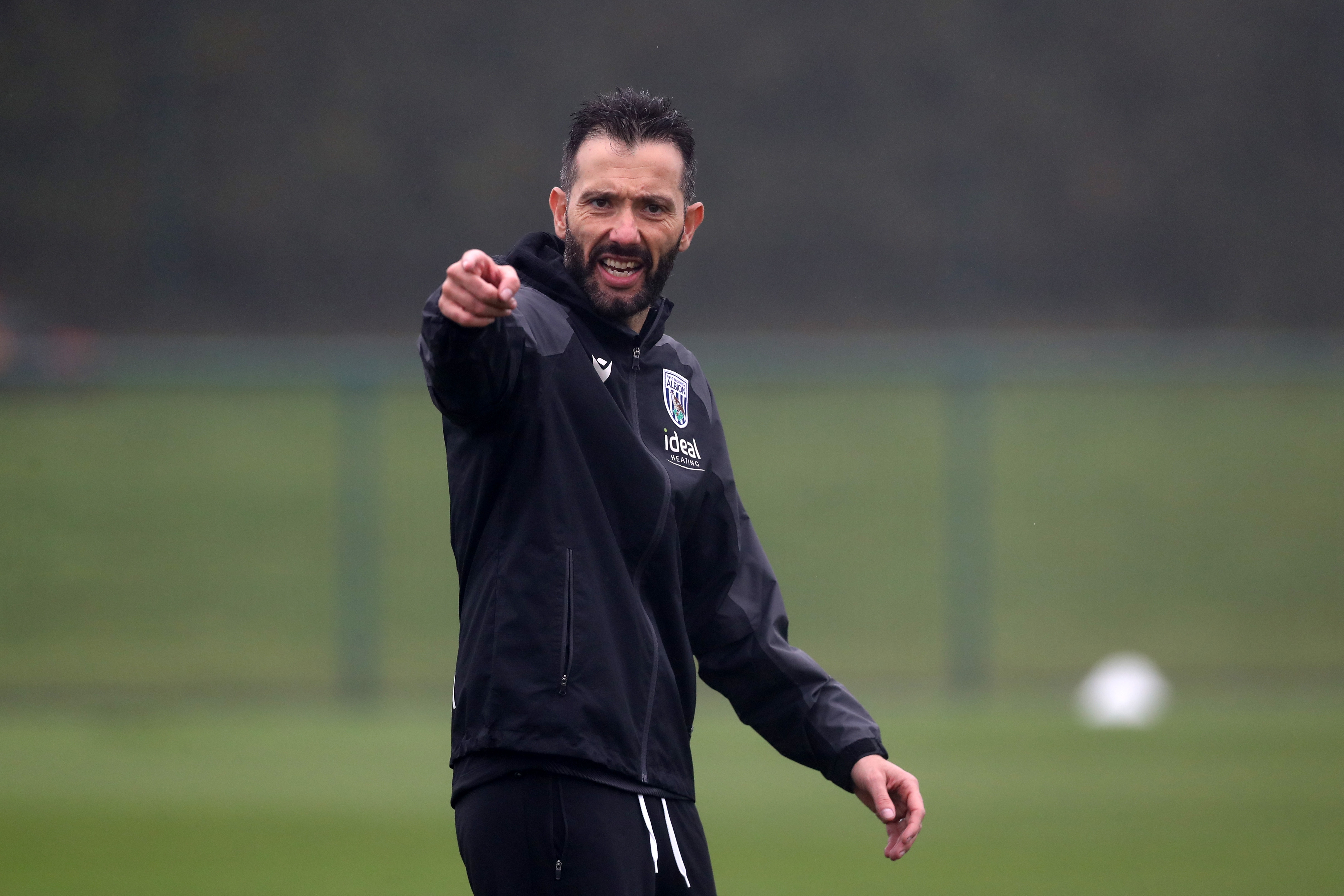 Carlos Corberán pointing during a training session 