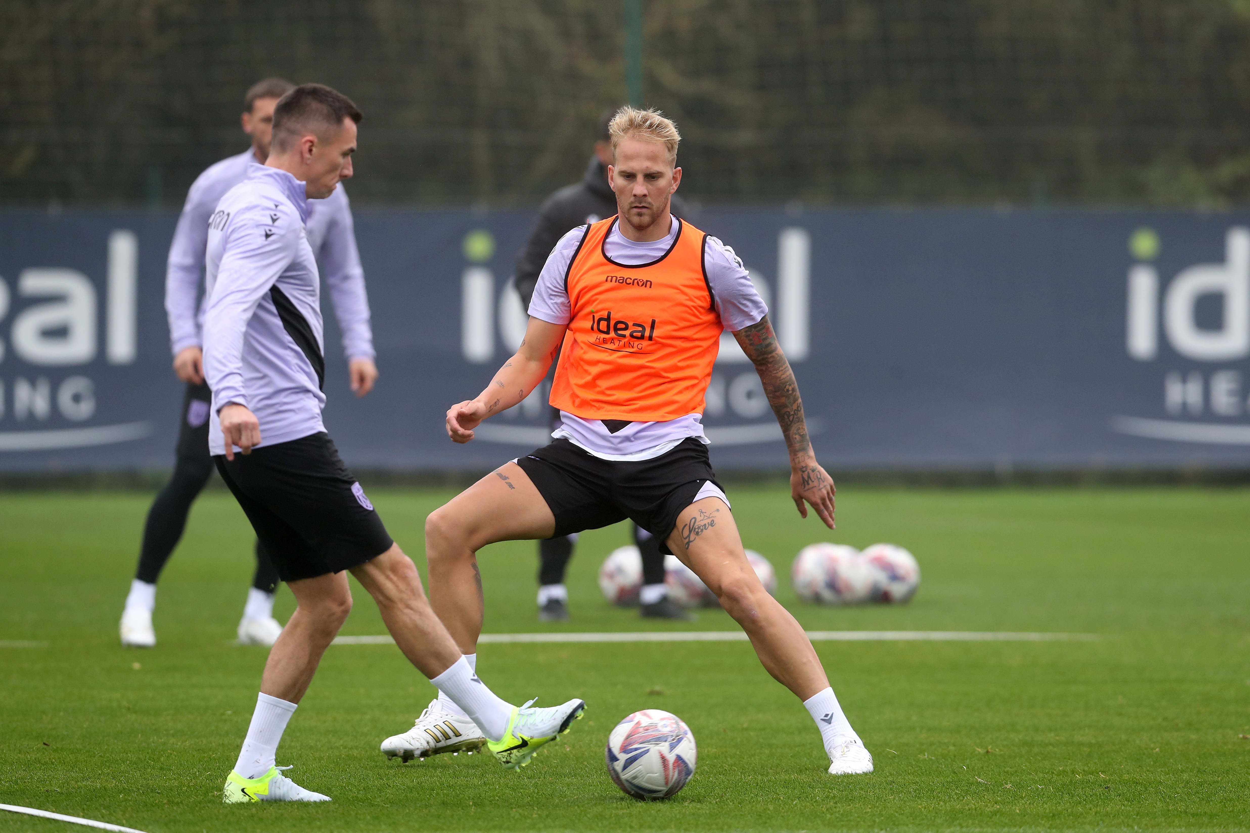 Jed Wallace and Uroš Račić watching the ball during a training session 