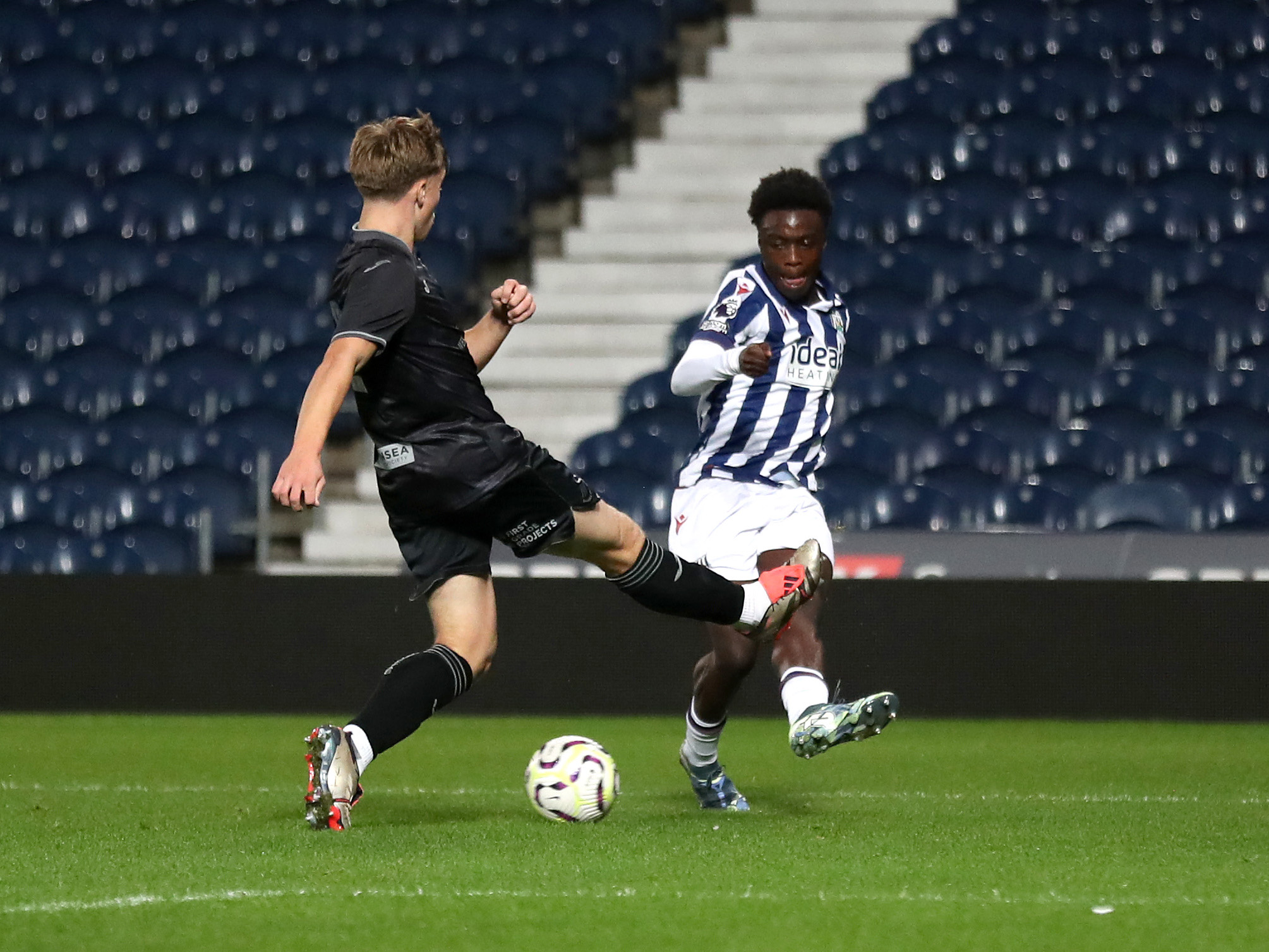 A photo of U18s midfielder Dauda Iddrisa, in the 2024/25 home kit, in PL2 action at The Hawthorns