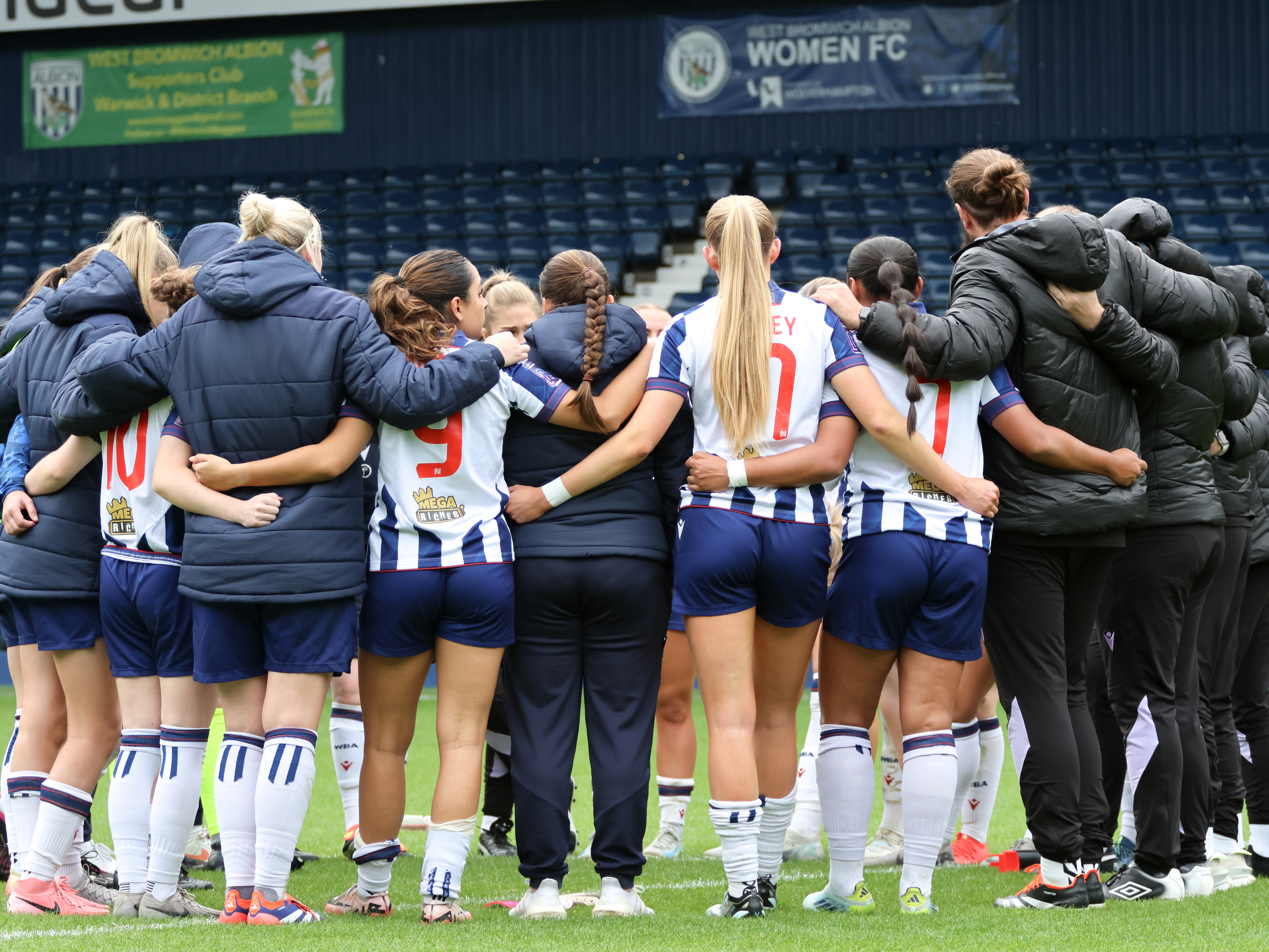 An image of the Albion Women's team in a huddle