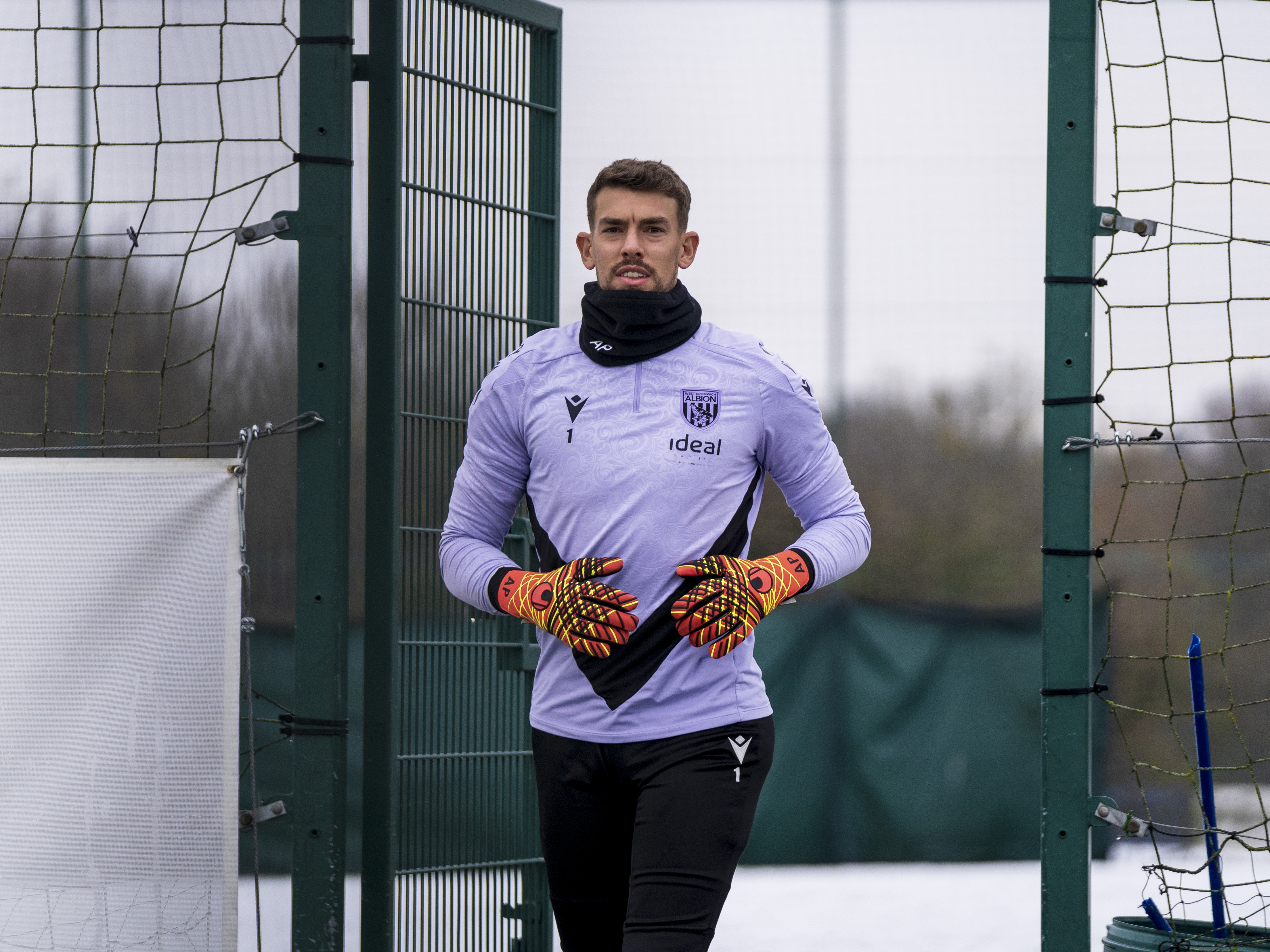 Alex Palmer heading out to training wearing a snood