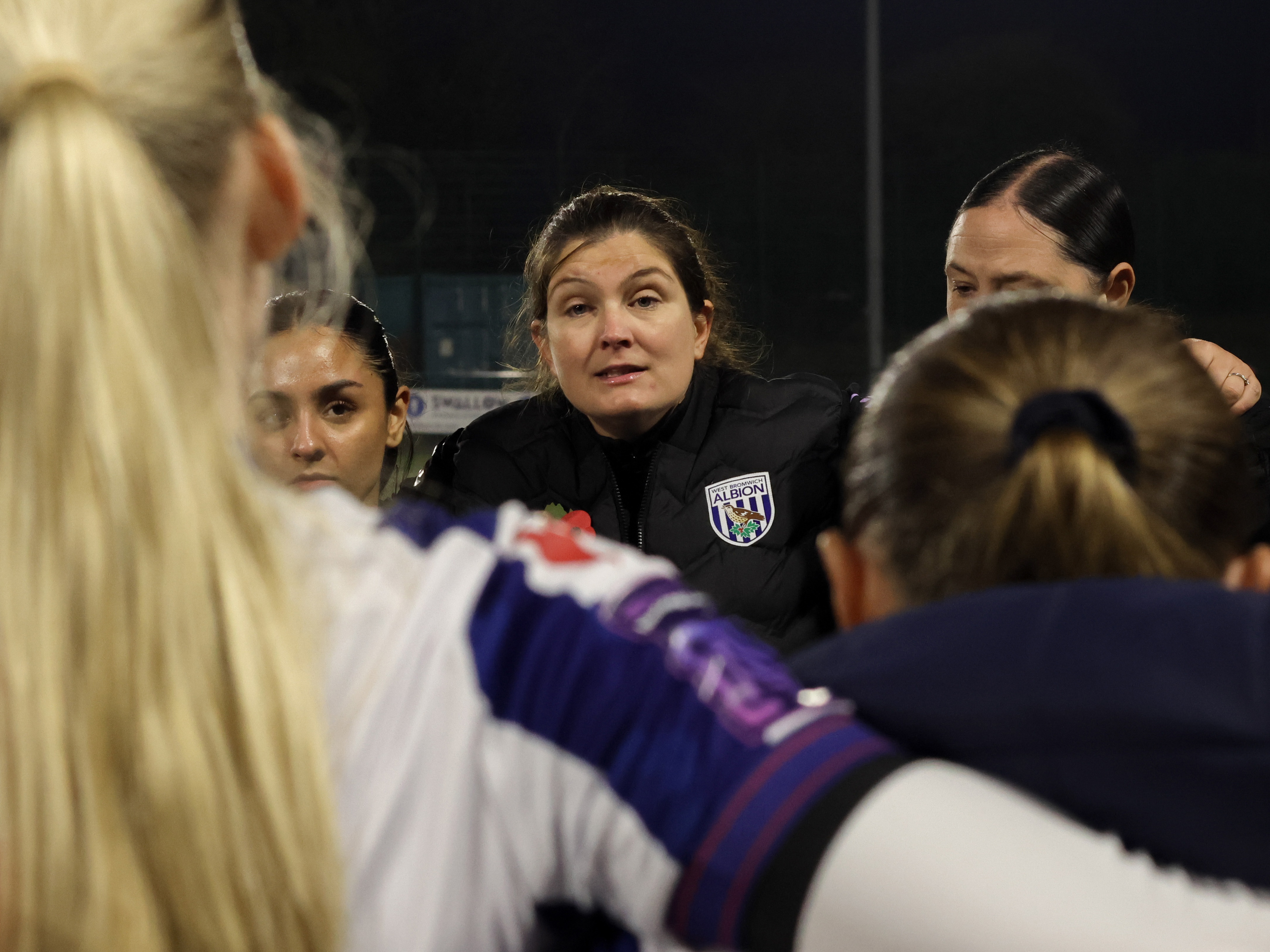 Siobhan Hodgetts-Still talking to her players in a big huddle 