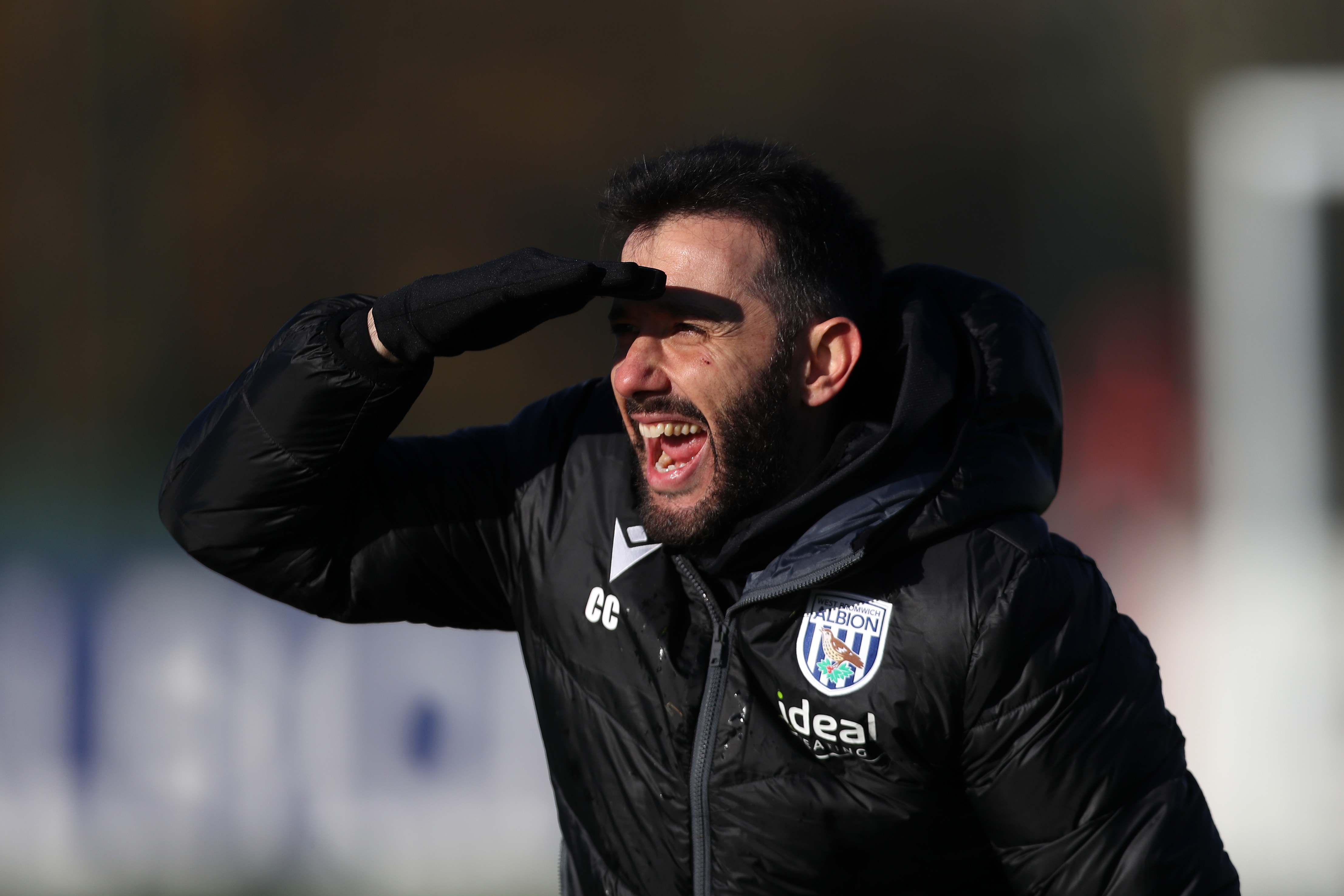 Carlos Corberán watching training covering his eyes from the sun during a training session 