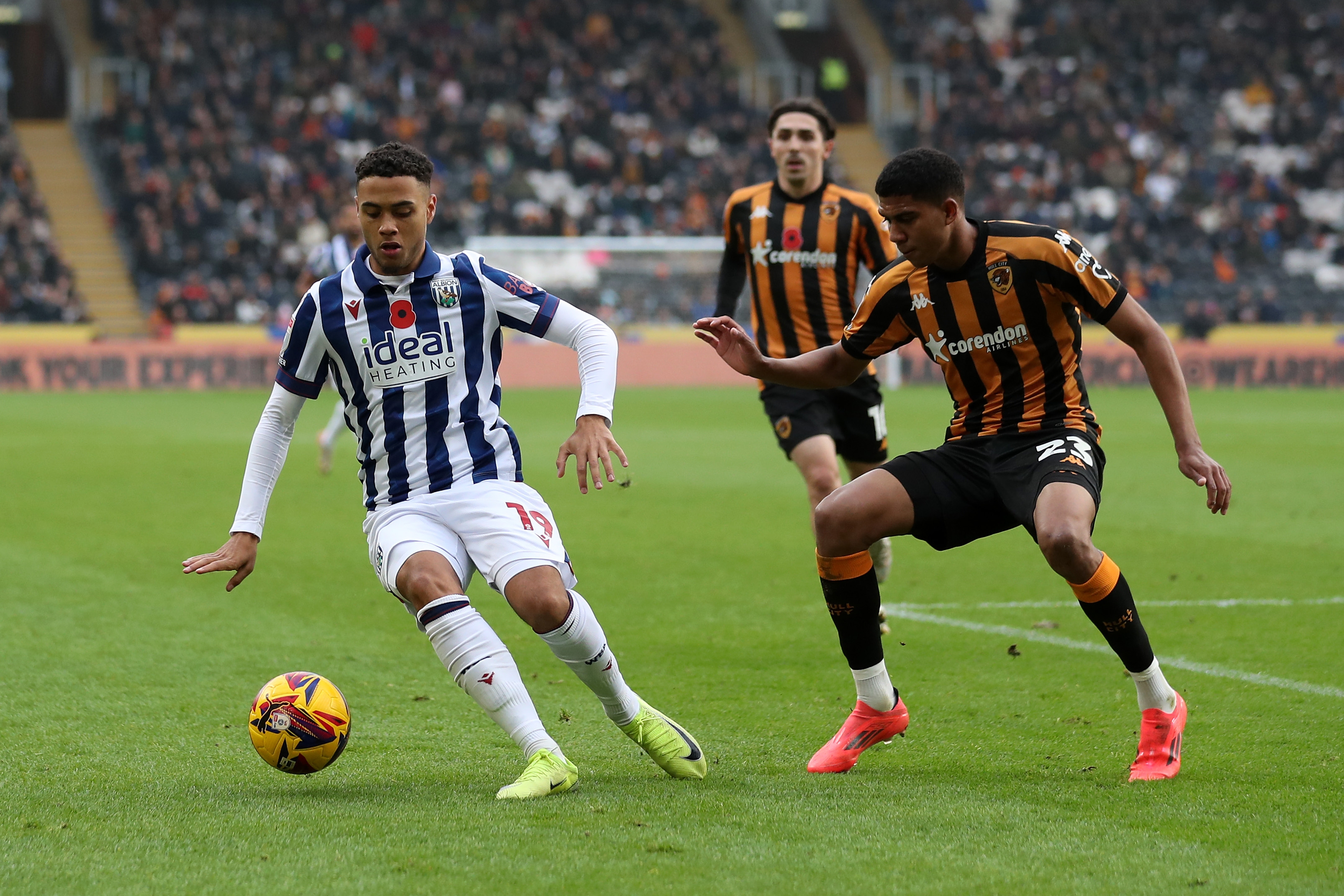 Lewis Dobbin  on the ball against Hull