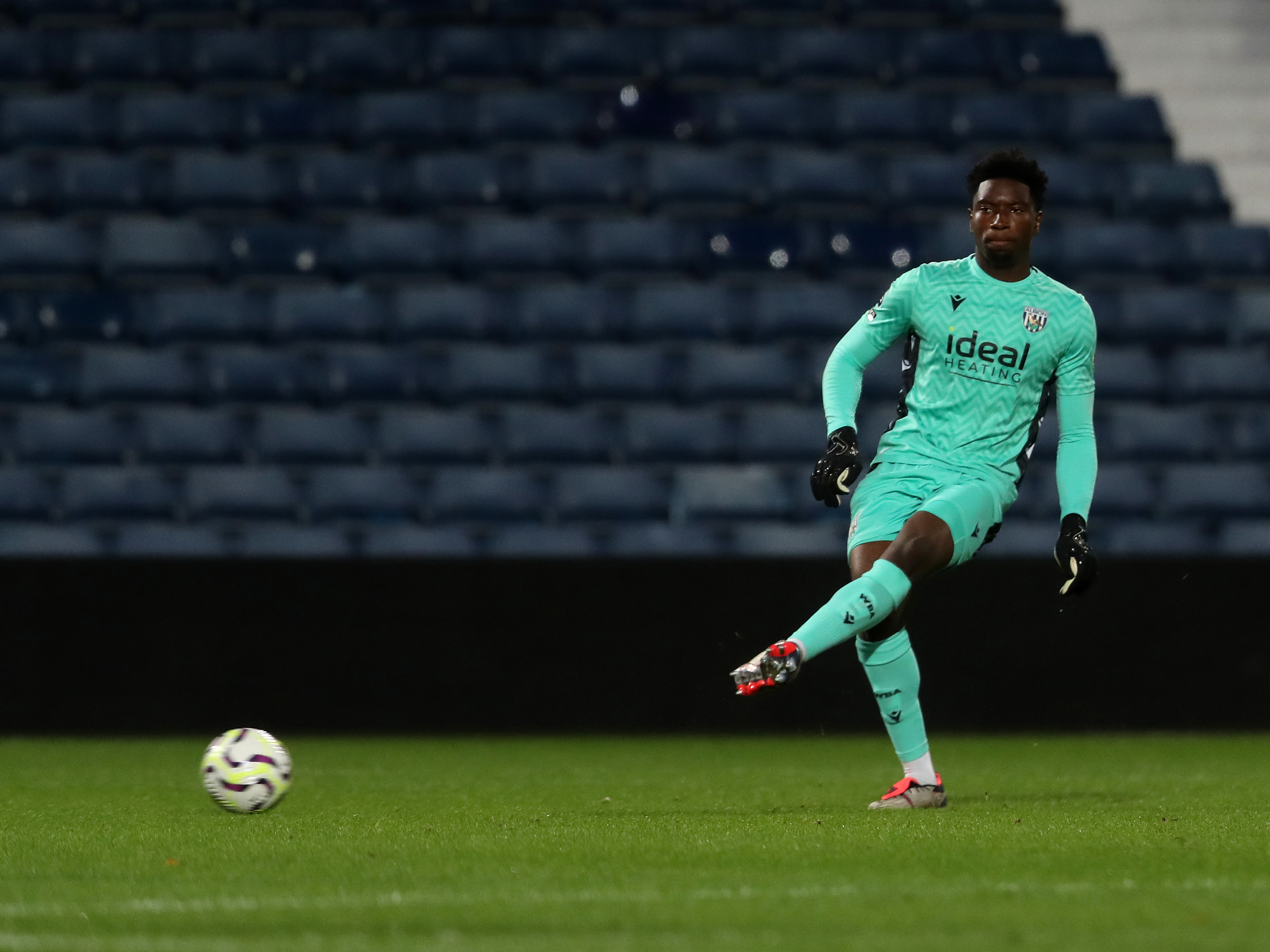 An image of Academy goalkeeper Ben Cisse passing the ball