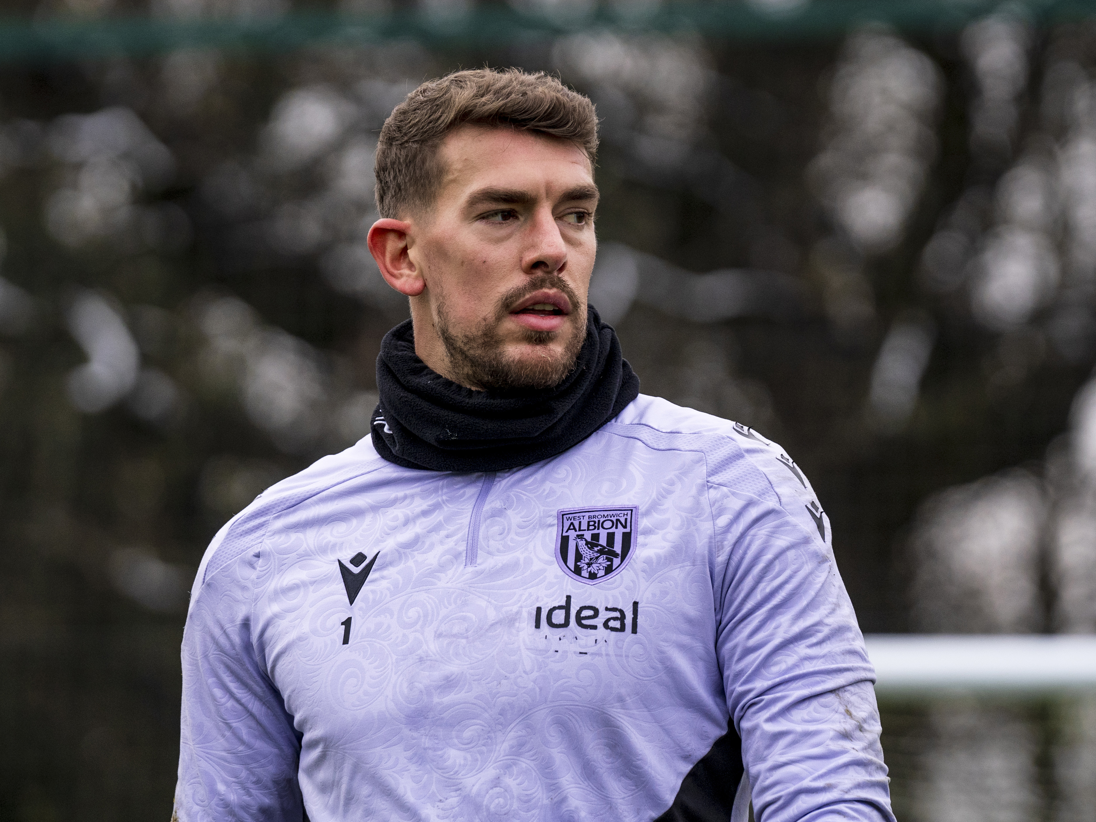 Alex Palmer wearing a snood in training 