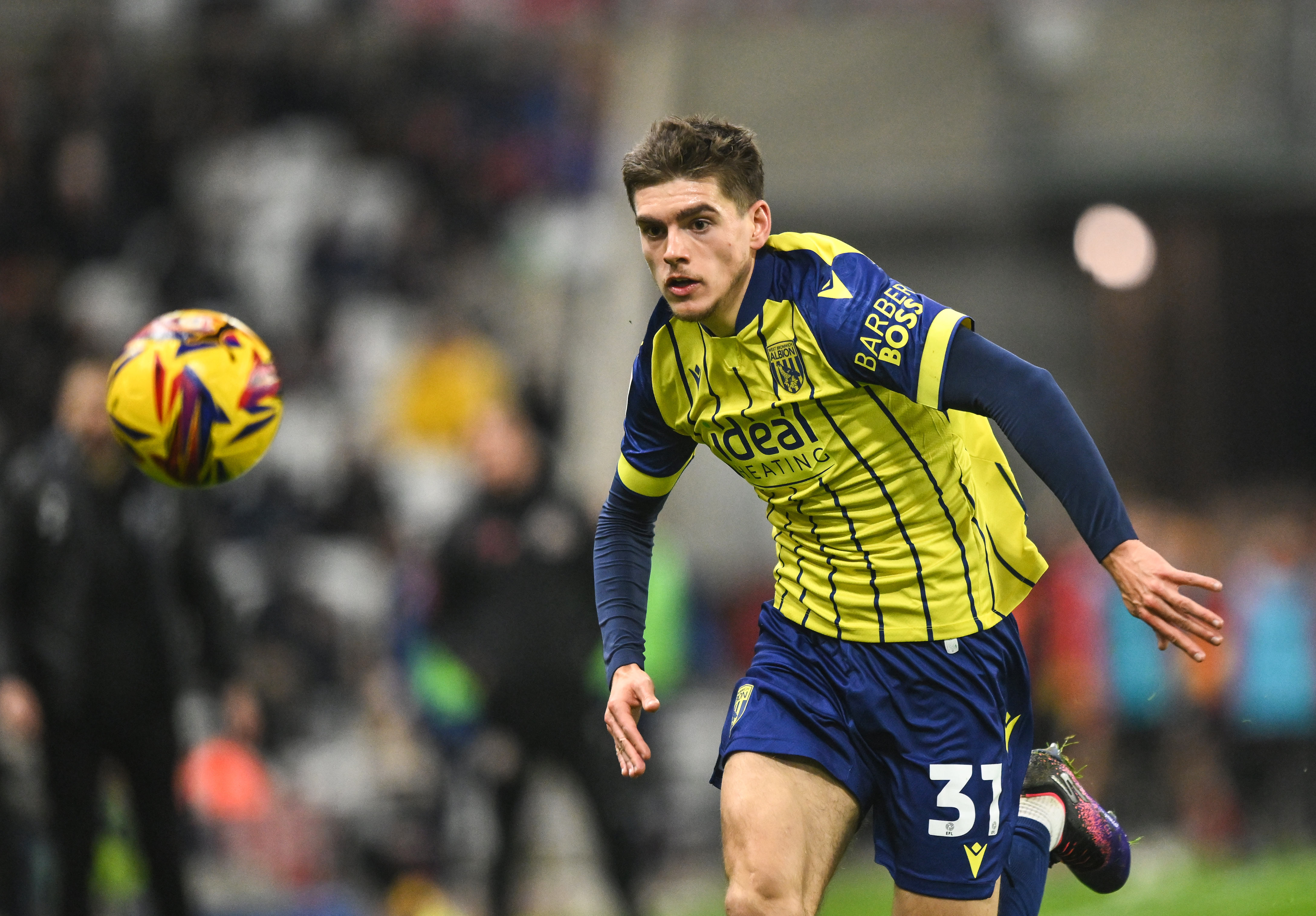 Tom Fellows in action for Albion at Sunderland in the yellow and blue away kit 