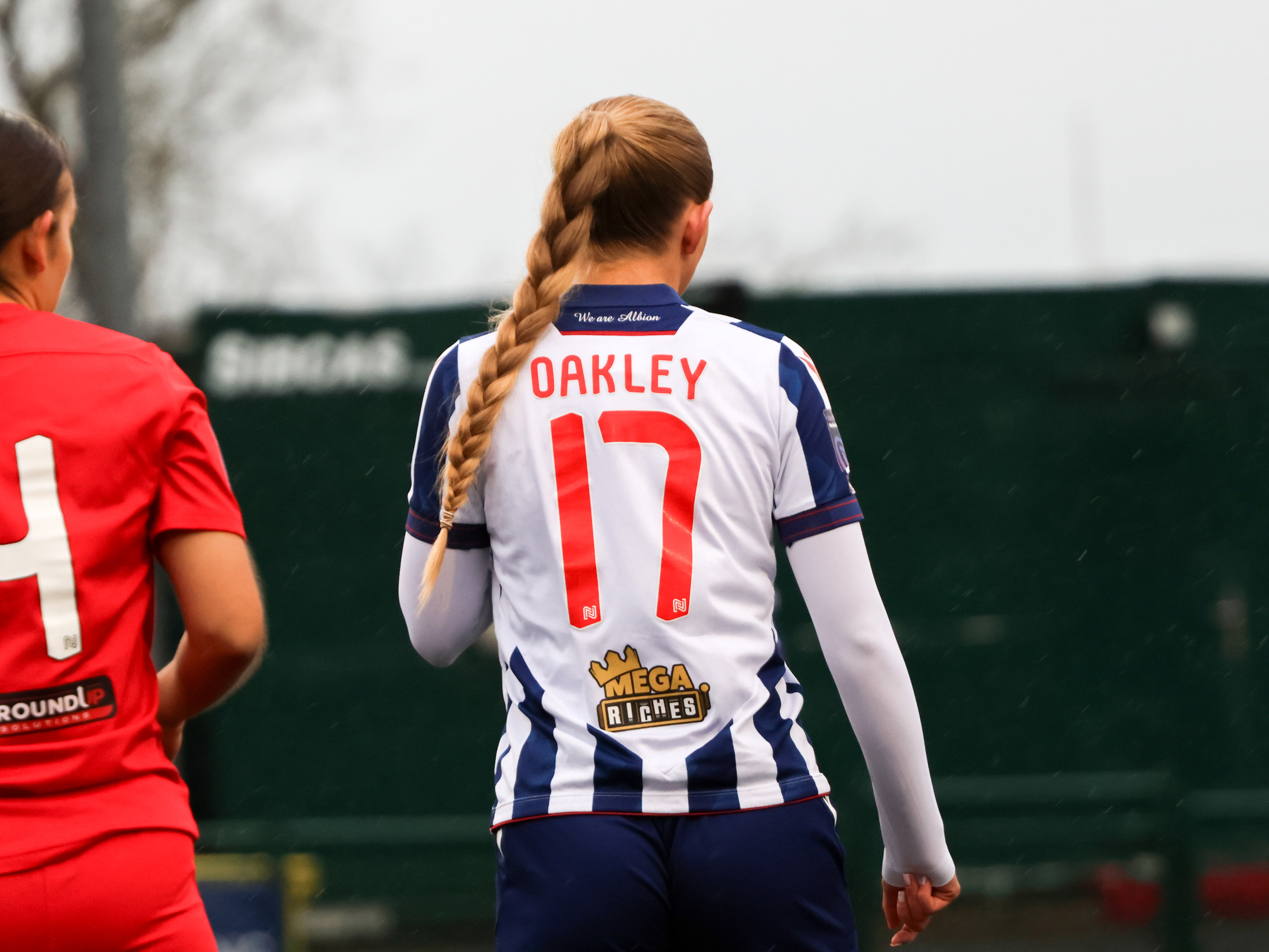 Rhianne Oakley facing away from camera with her name and number 17 on the back of her shirt