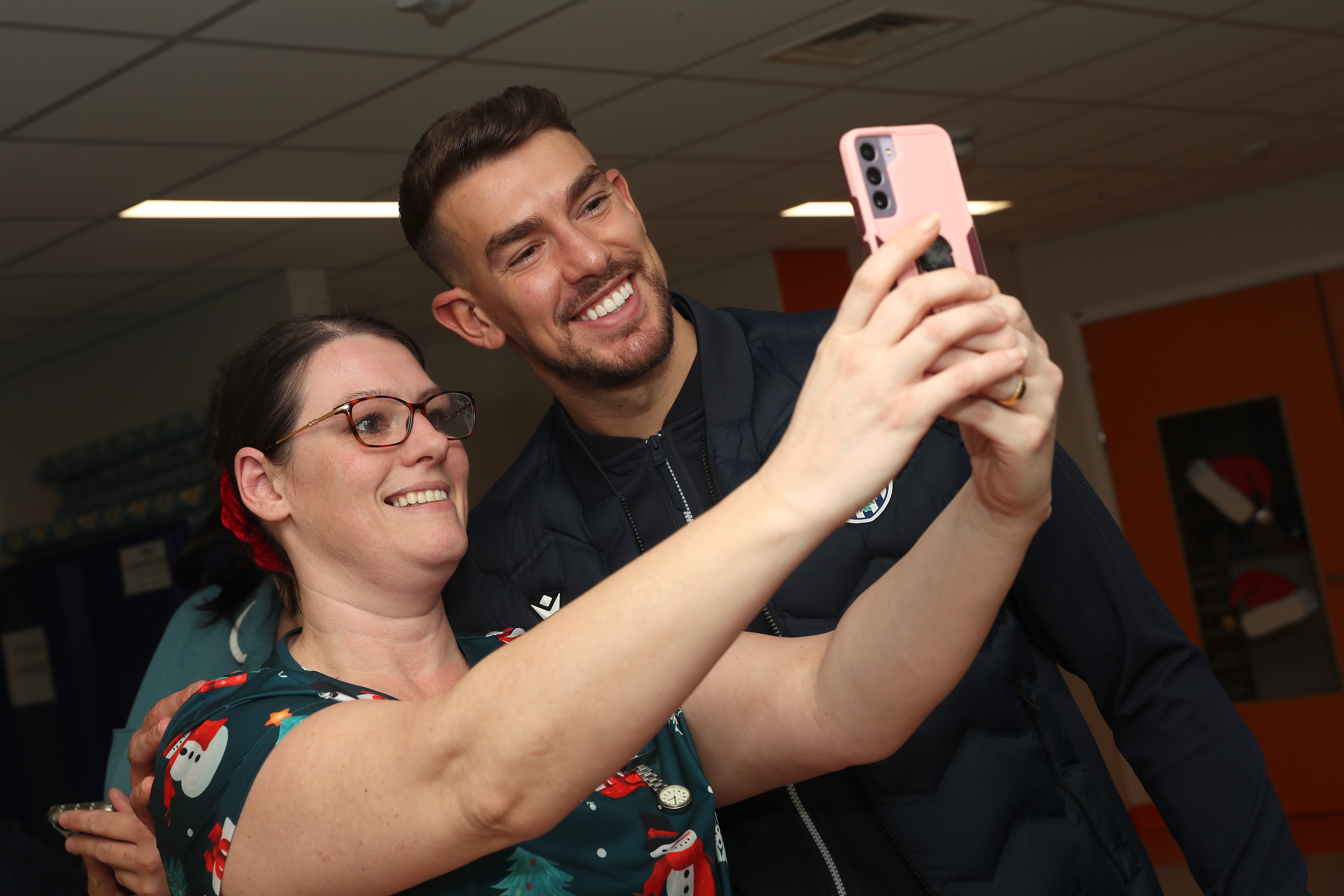 Alex Palmer poses for a selfie with a lady at Midlands Metropolitan University Hospital 