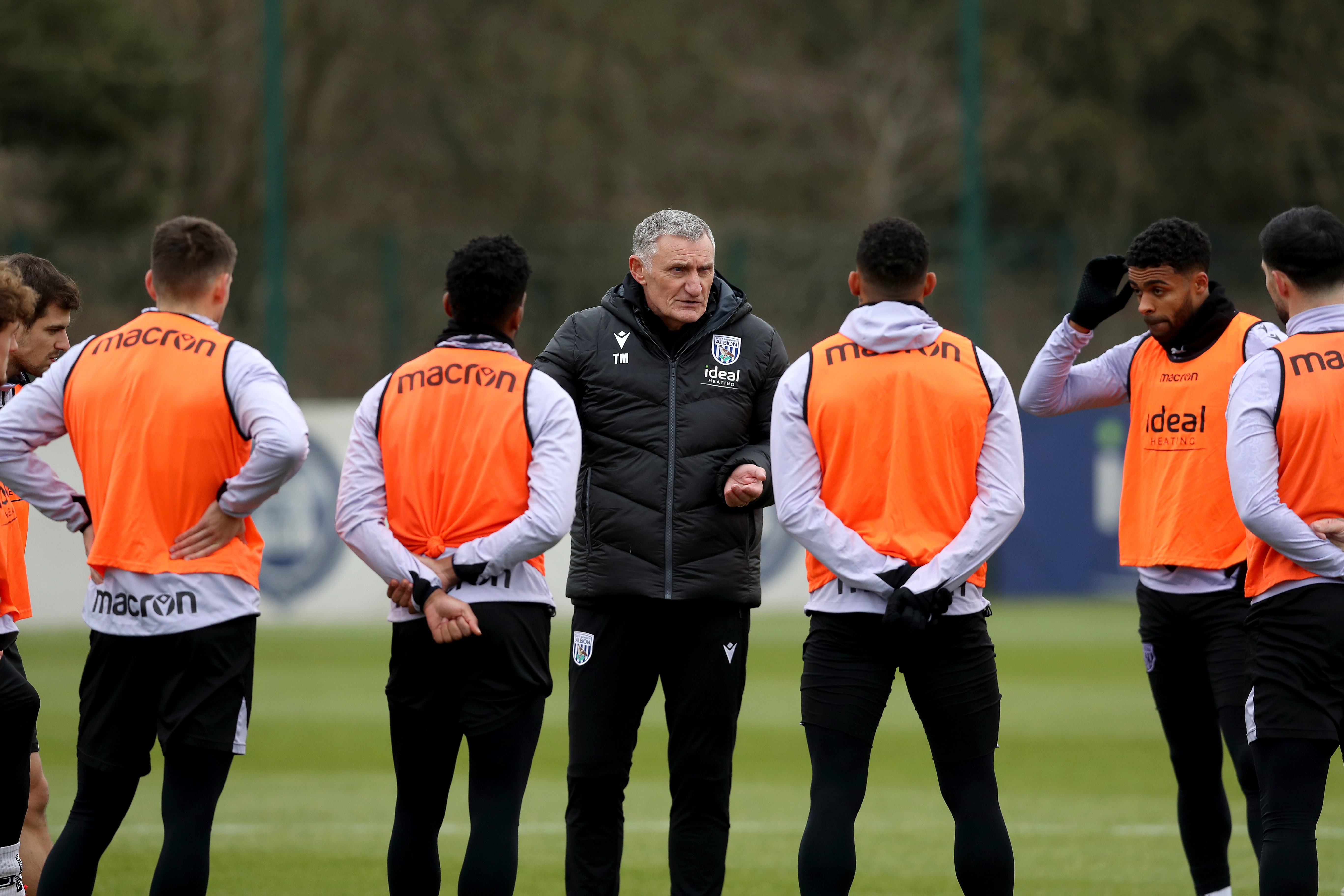 Tony Mowbray giving instructions to several players during a training session