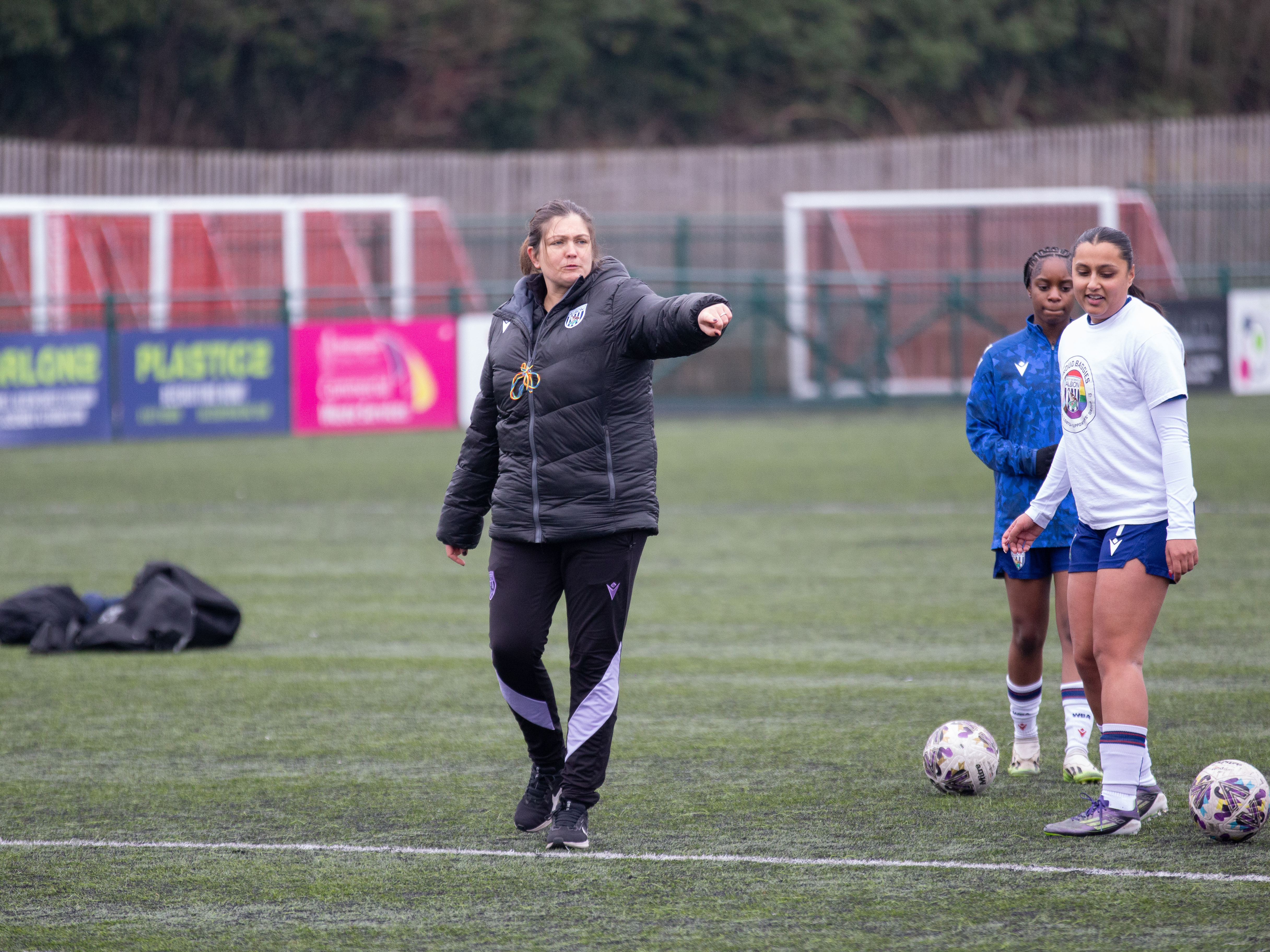 An image of Siobhan Hodgetts-Still coaching her team