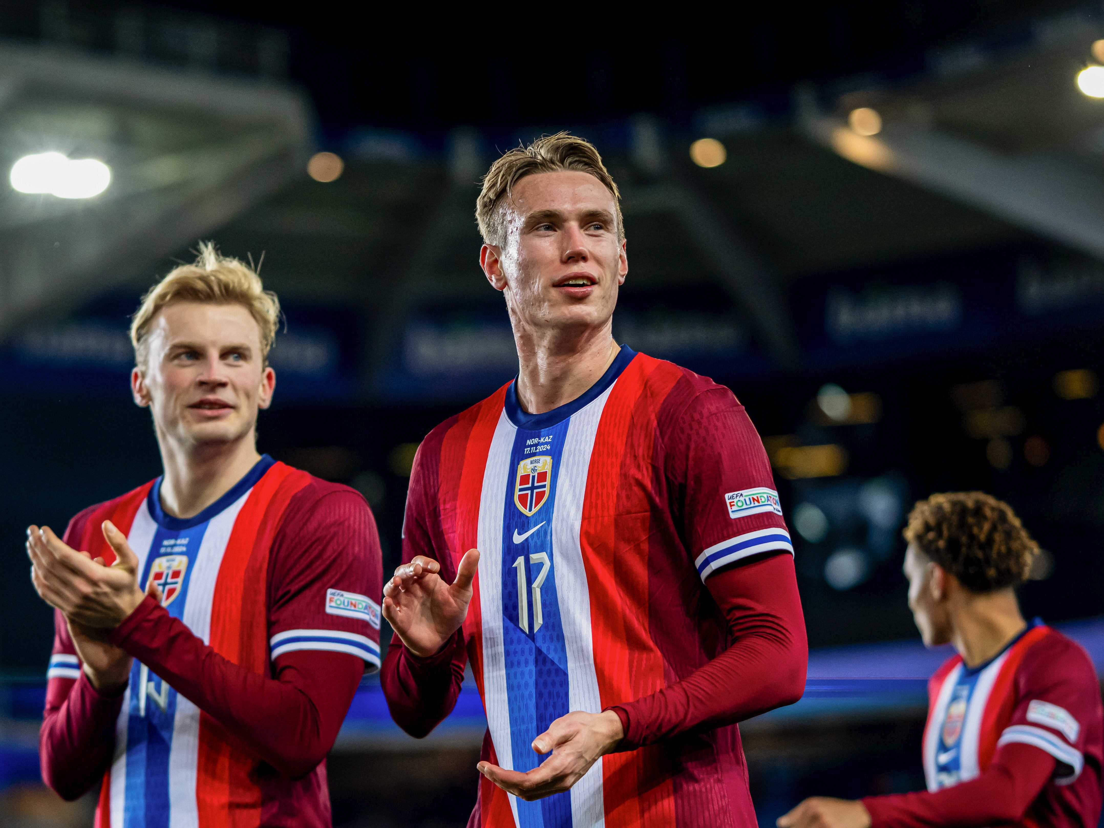 Torbjørn Heggem applauding supporters after a Norway game in the Norway home kit 