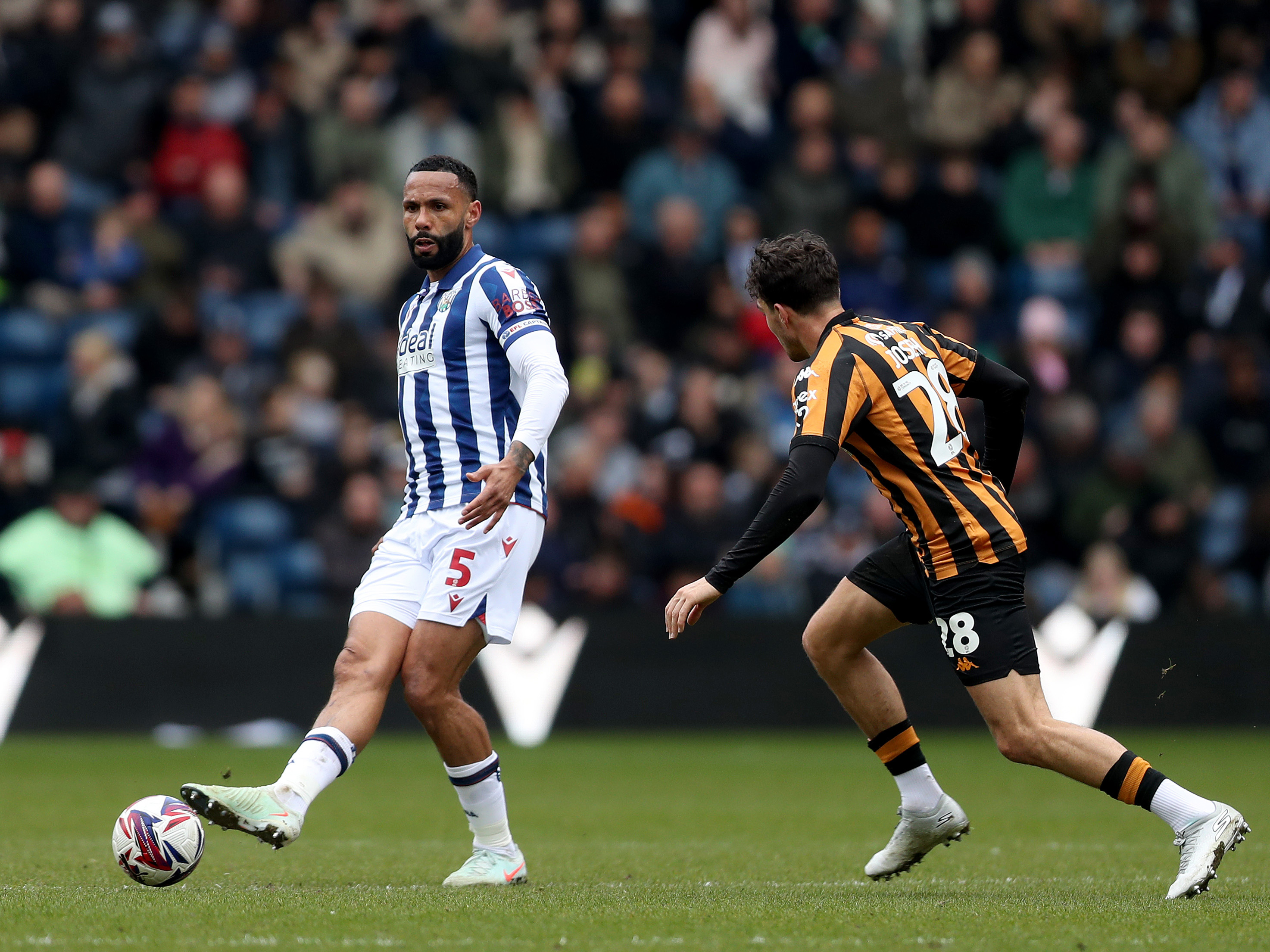 An image of Kyle Bartley playing a pass against Hull