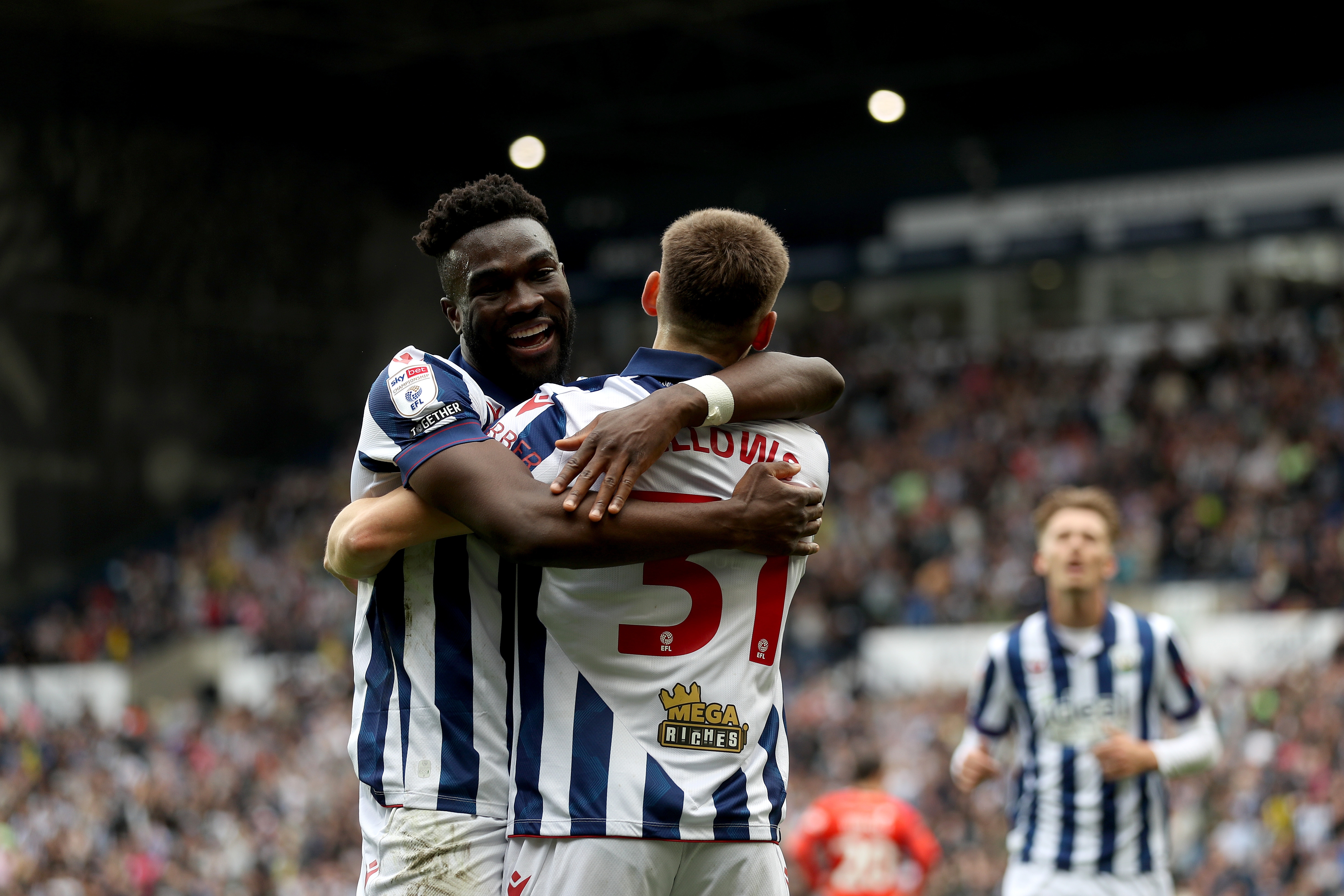 Tom Fellows celebrates with Daryl Dike after scoring against Luton Town