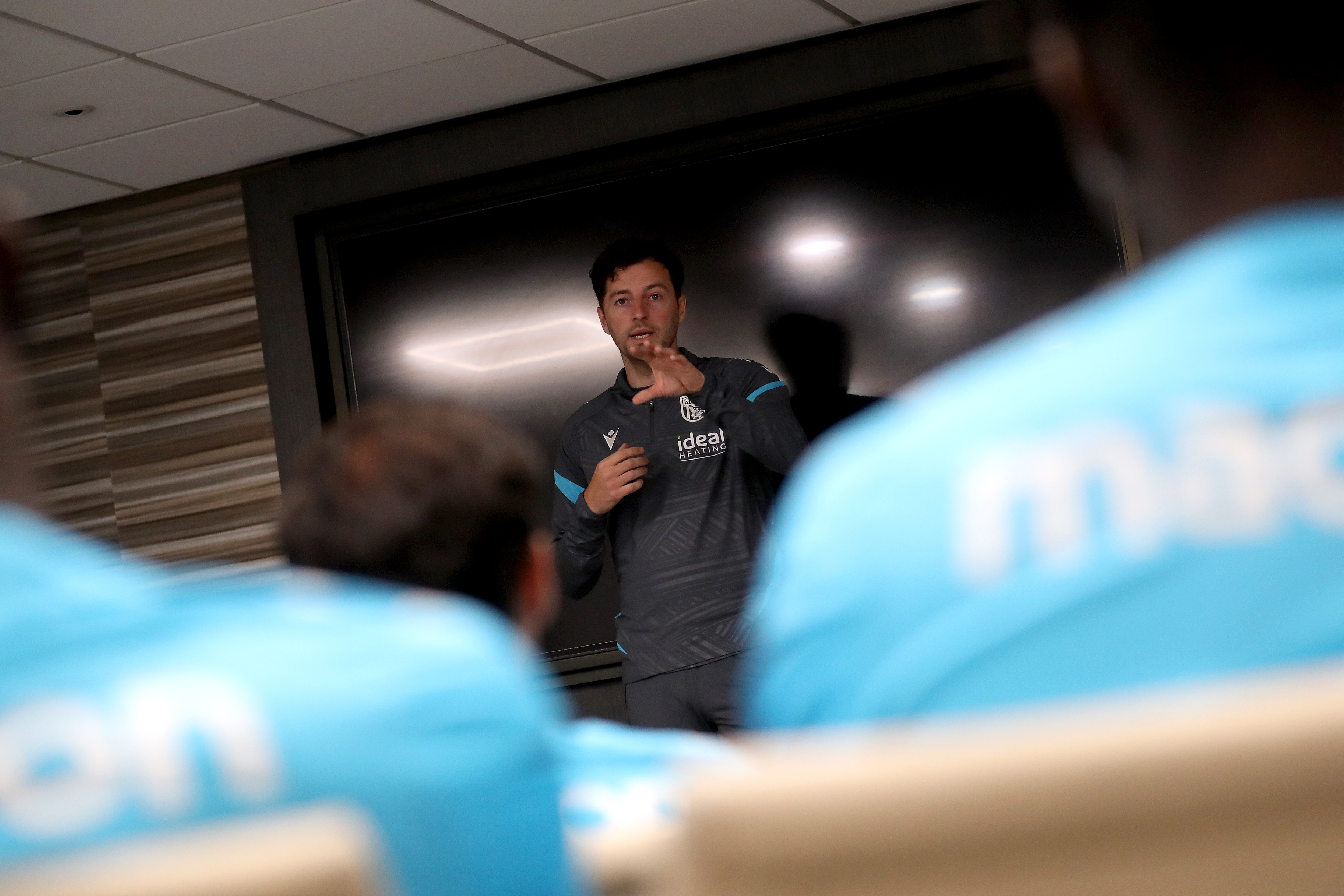 Ryan Mason talking to the players in a meeting
