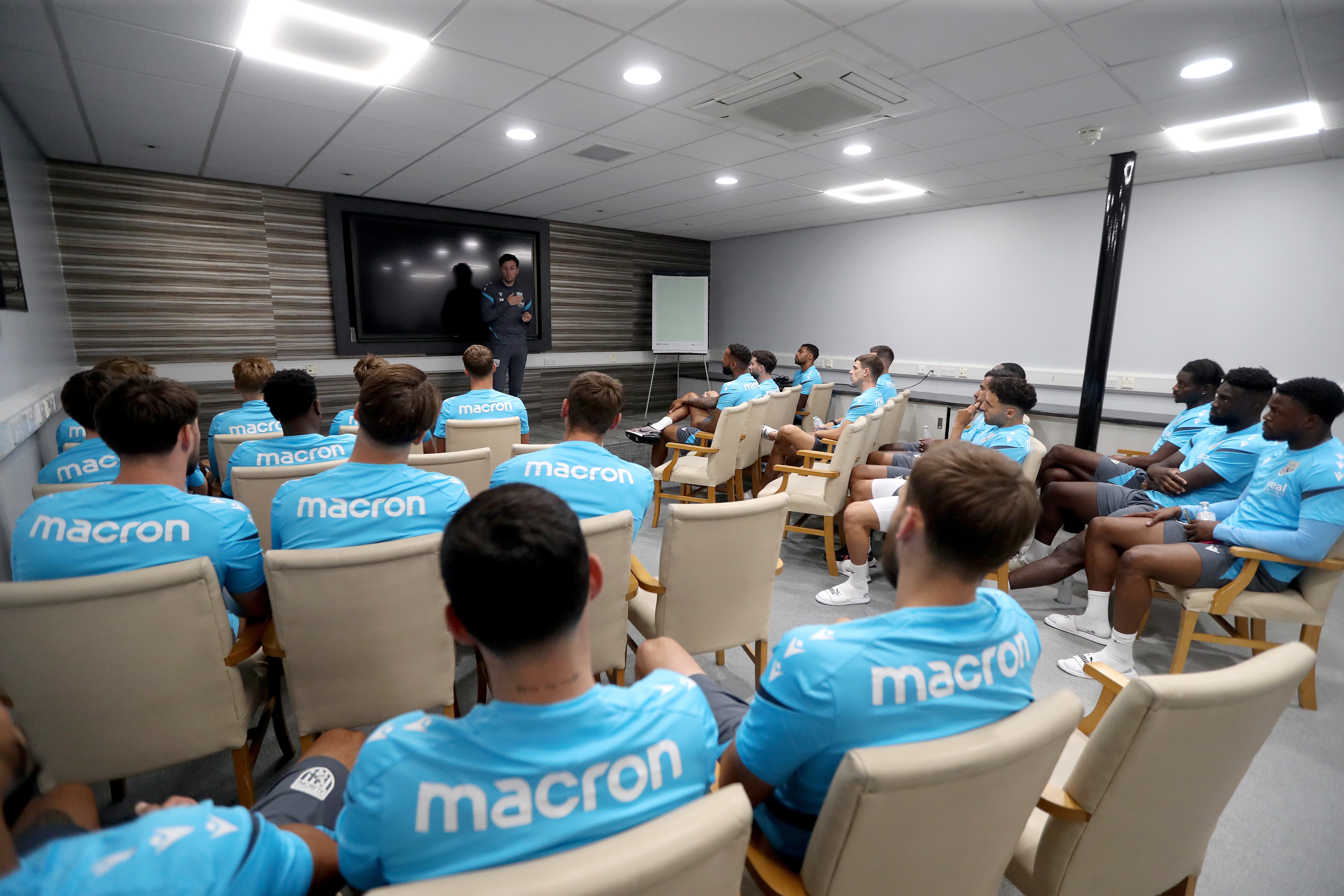 Ryan Mason talking to the players in a meeting