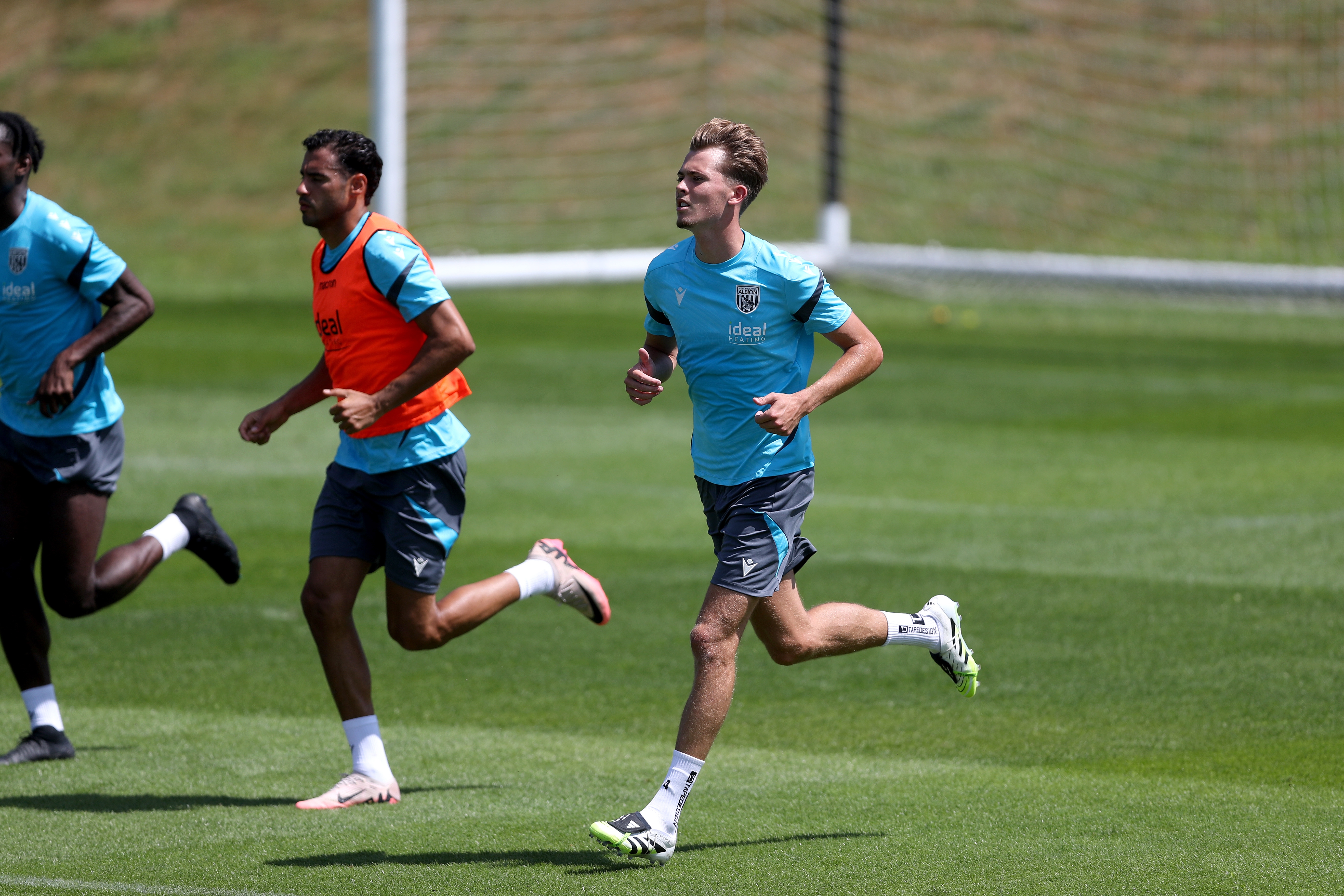 Gianluca Frabotta and Isaac Price running forward during a training session 