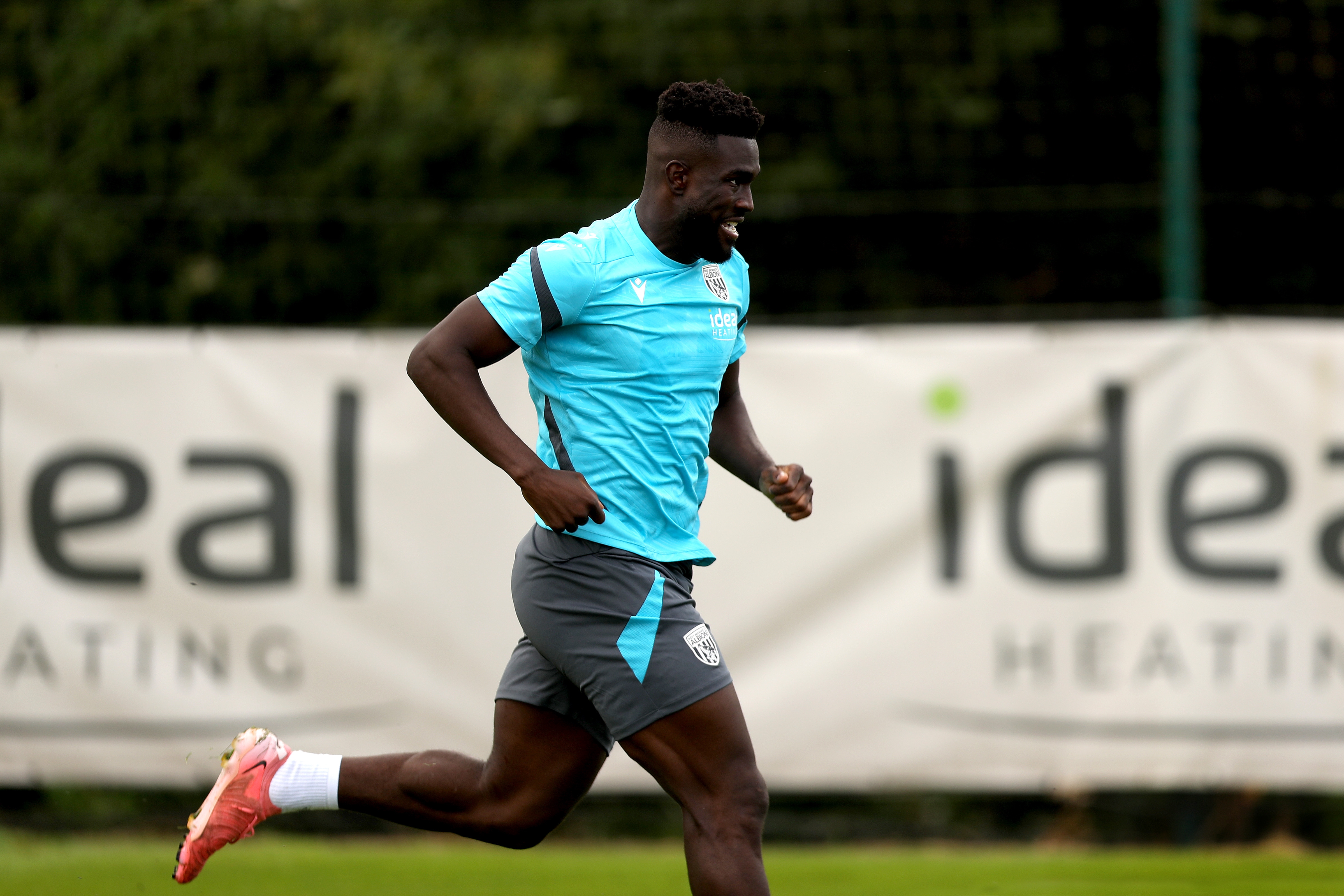 Daryl Dike running during a training session